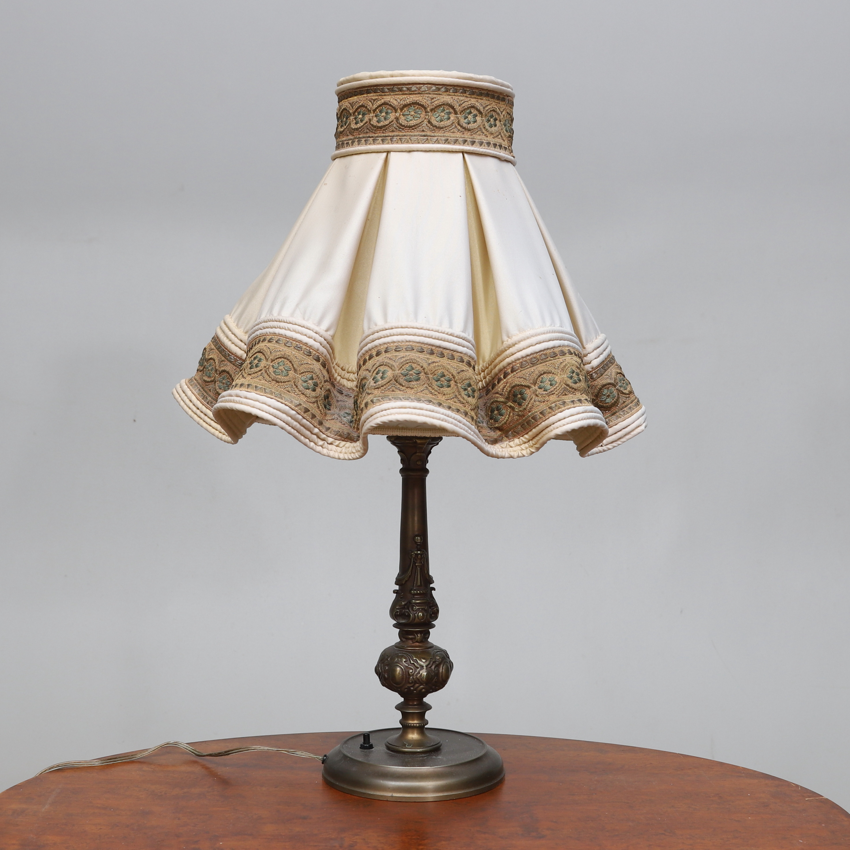 BORDSLAMPA, patinerad mässing, 1900-tal.
