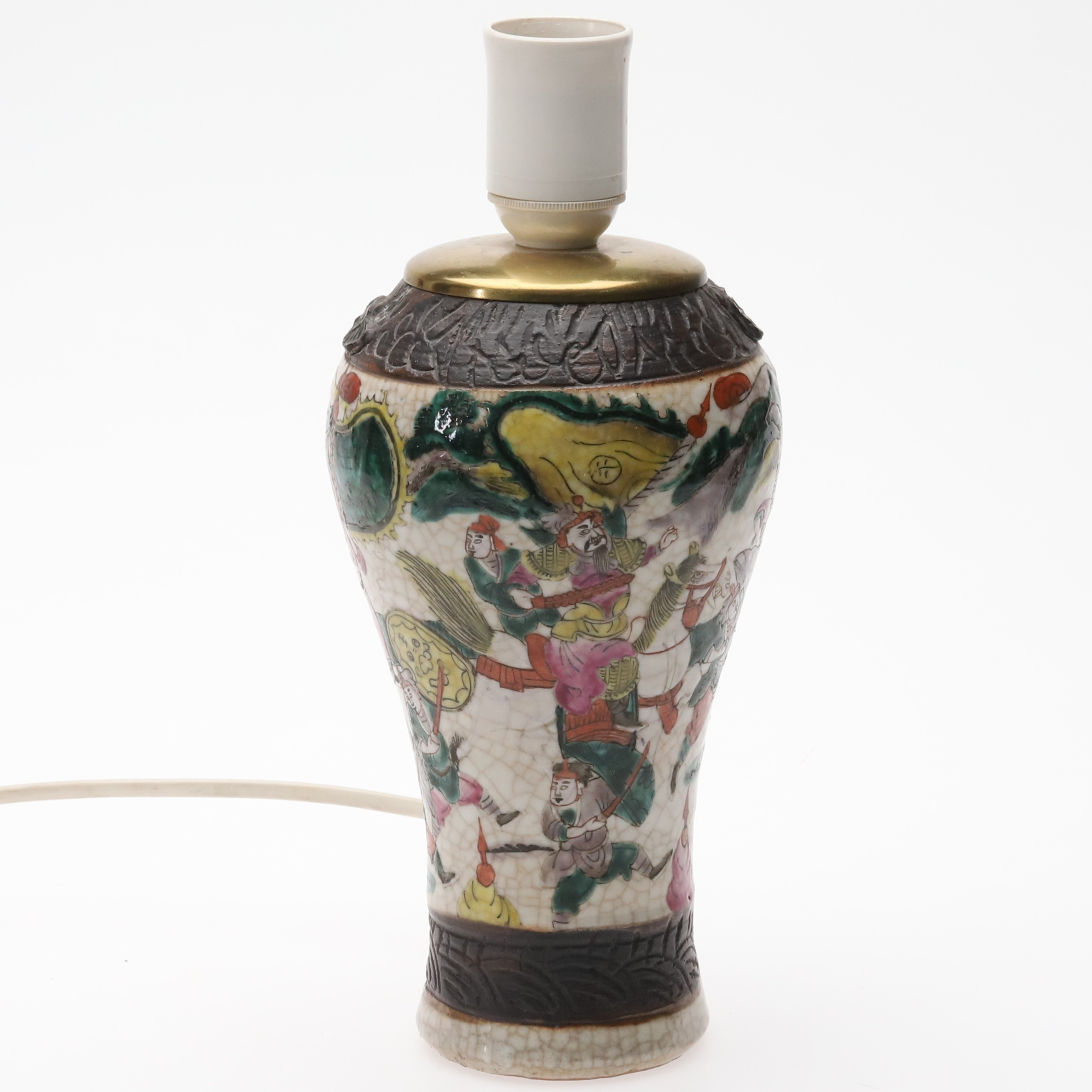 BORDSLAMPA. Porslin, polykrom dekor, figurscen, Kina, 1900-tal.