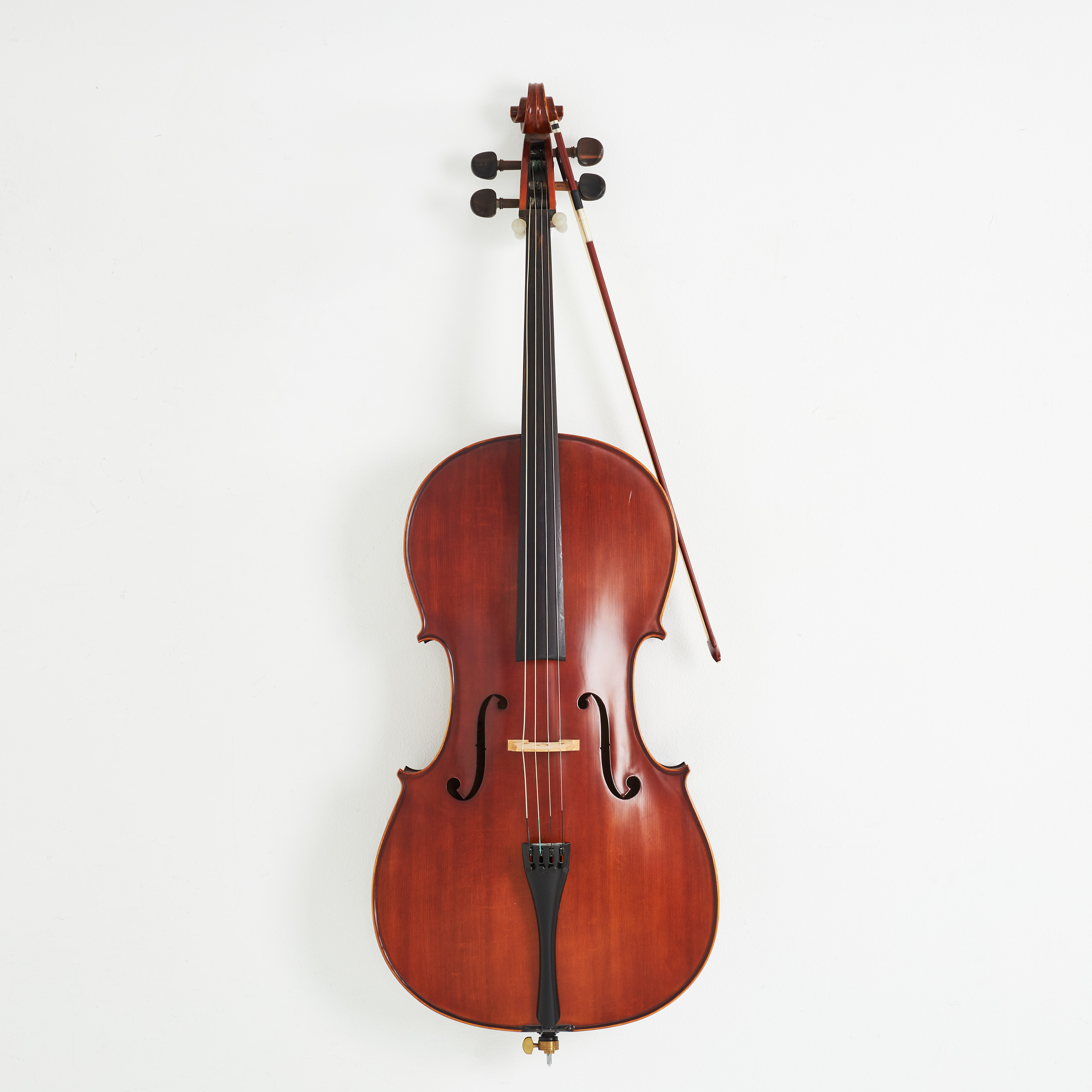 CELLO samt STRÅKE. Etikett märkt Neusonic, gran samt lönn, modern, mjukt fodral.