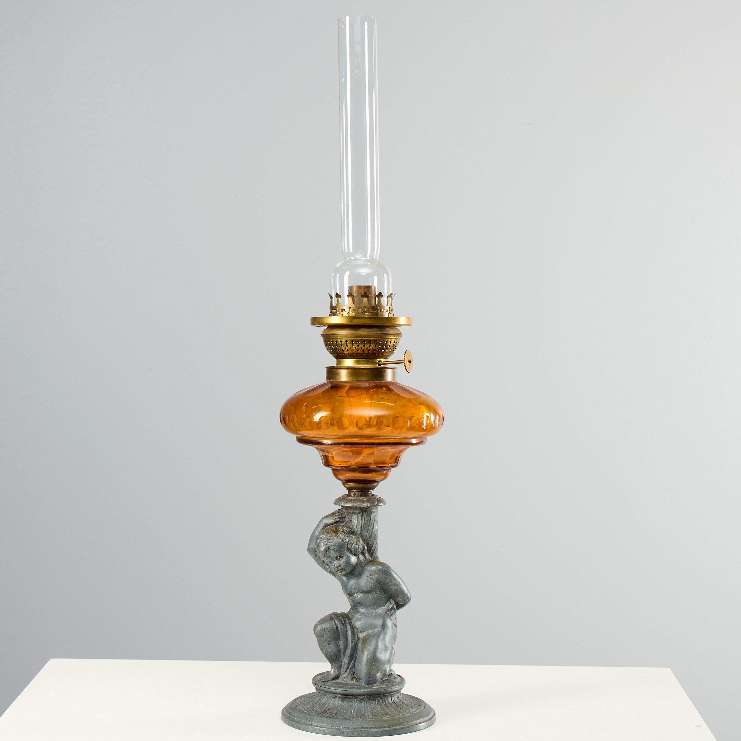 BORDSFOTOGENLAMPA, fot i form av putto.