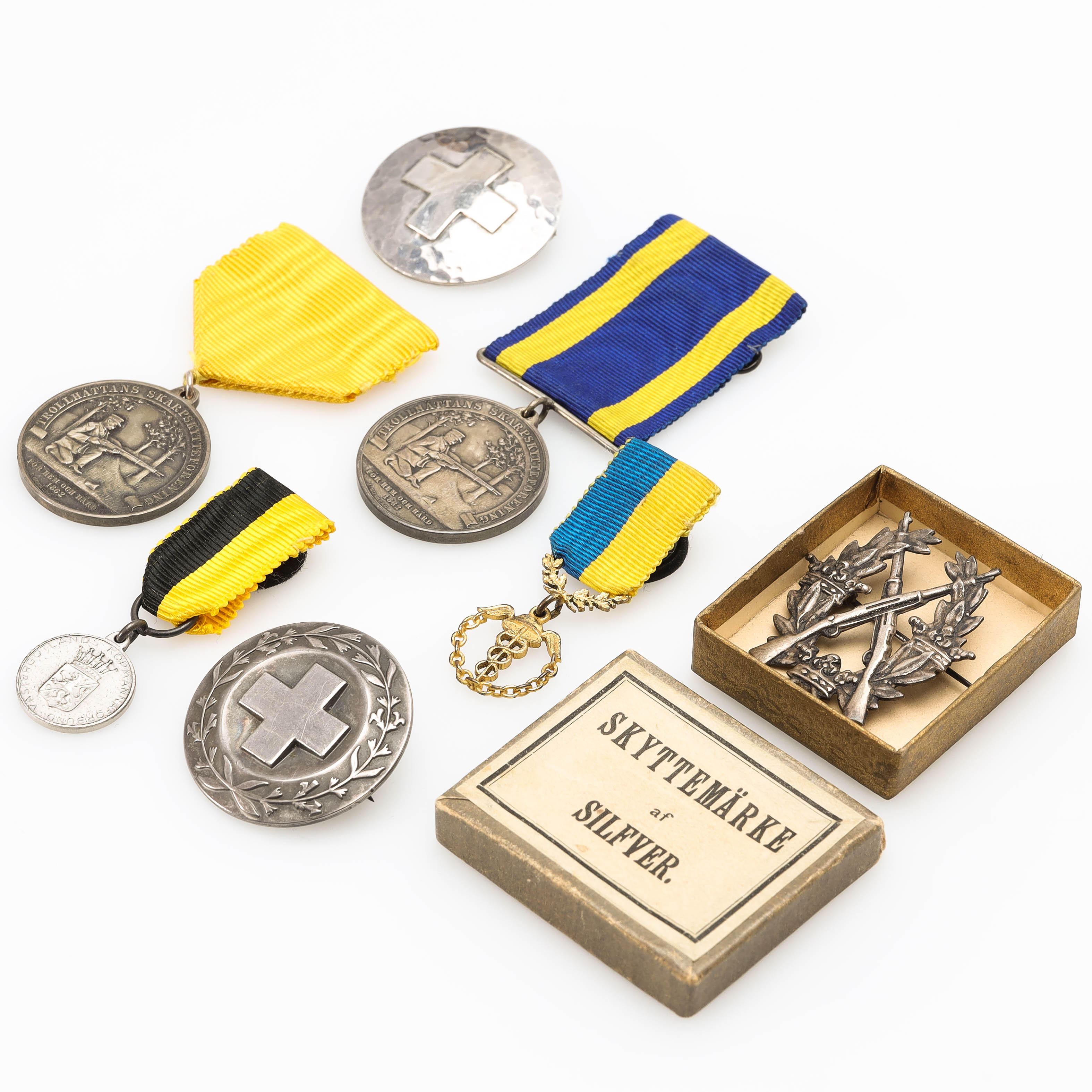 MEDALJER samt SJUKSKÖTERSKEBROSCHER, 7 st, silver, 1900-tal.