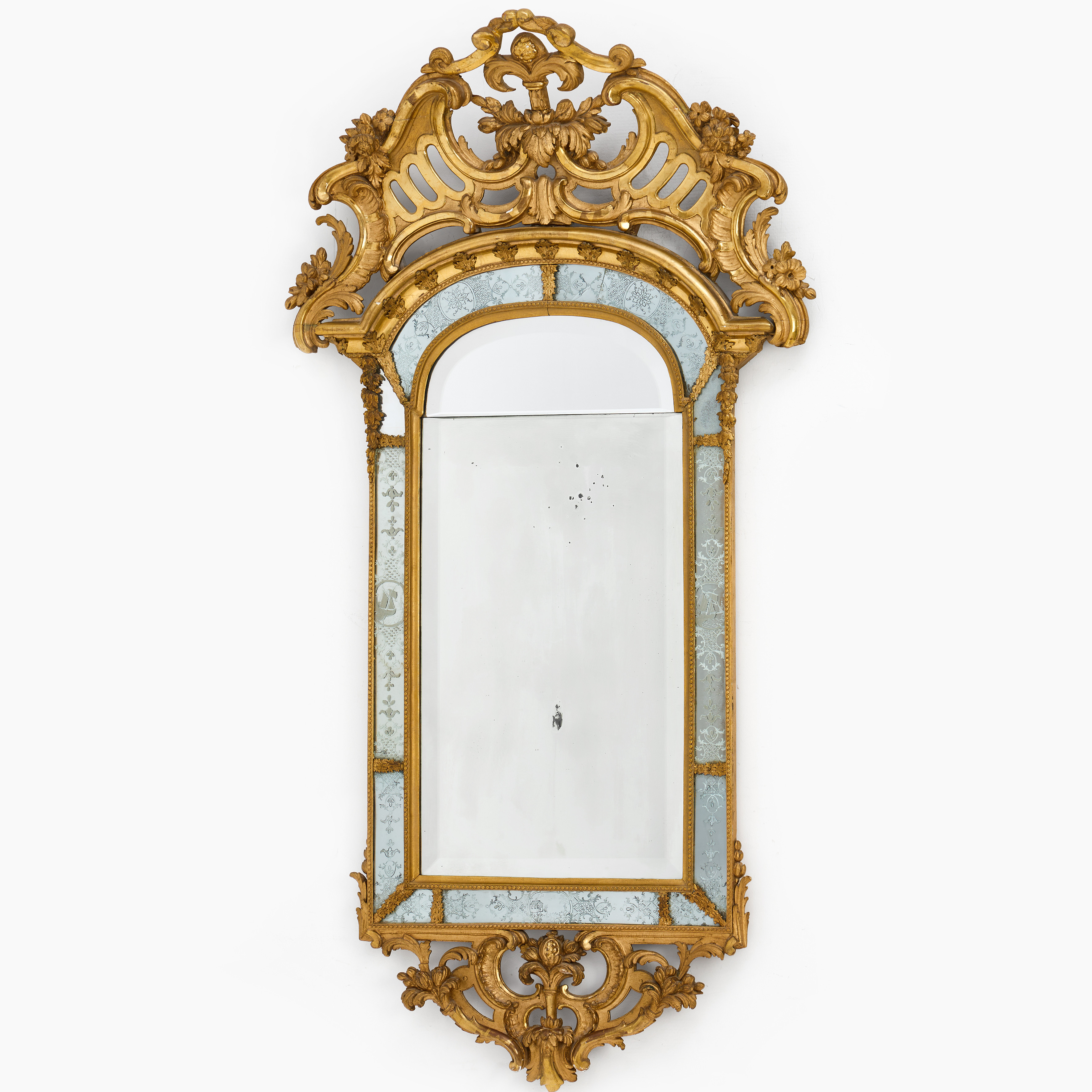 SPEGEL, högklassigt stockholmsarbete i senbarock/tidig rokoko, omkring 1700-talets mitt, träskuren dekor och bly, förgylld och bronserad.