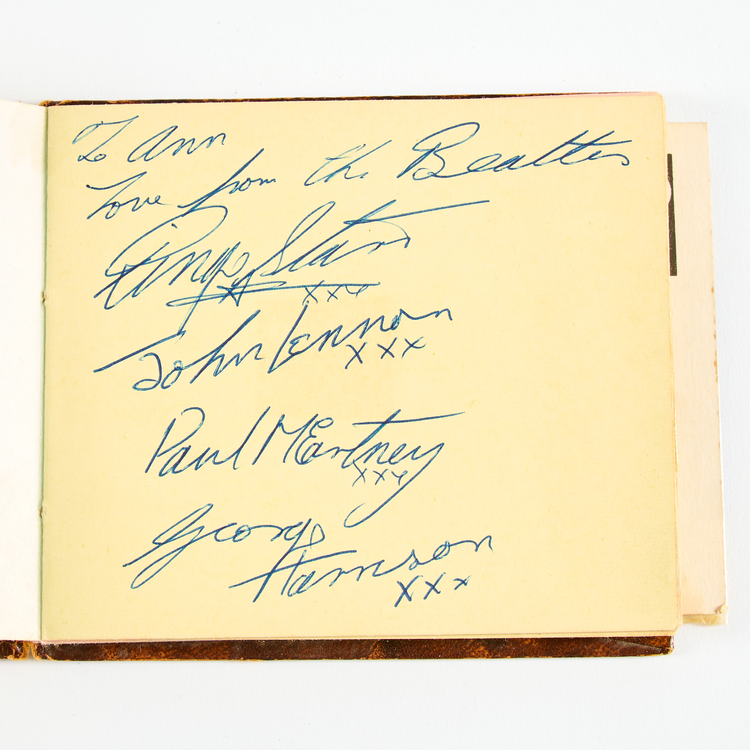 AUTOGRAFBLOCK. Innehållandes autografer av bl.a The Beatles samt The Rolling Stones, omkring 1963-66.