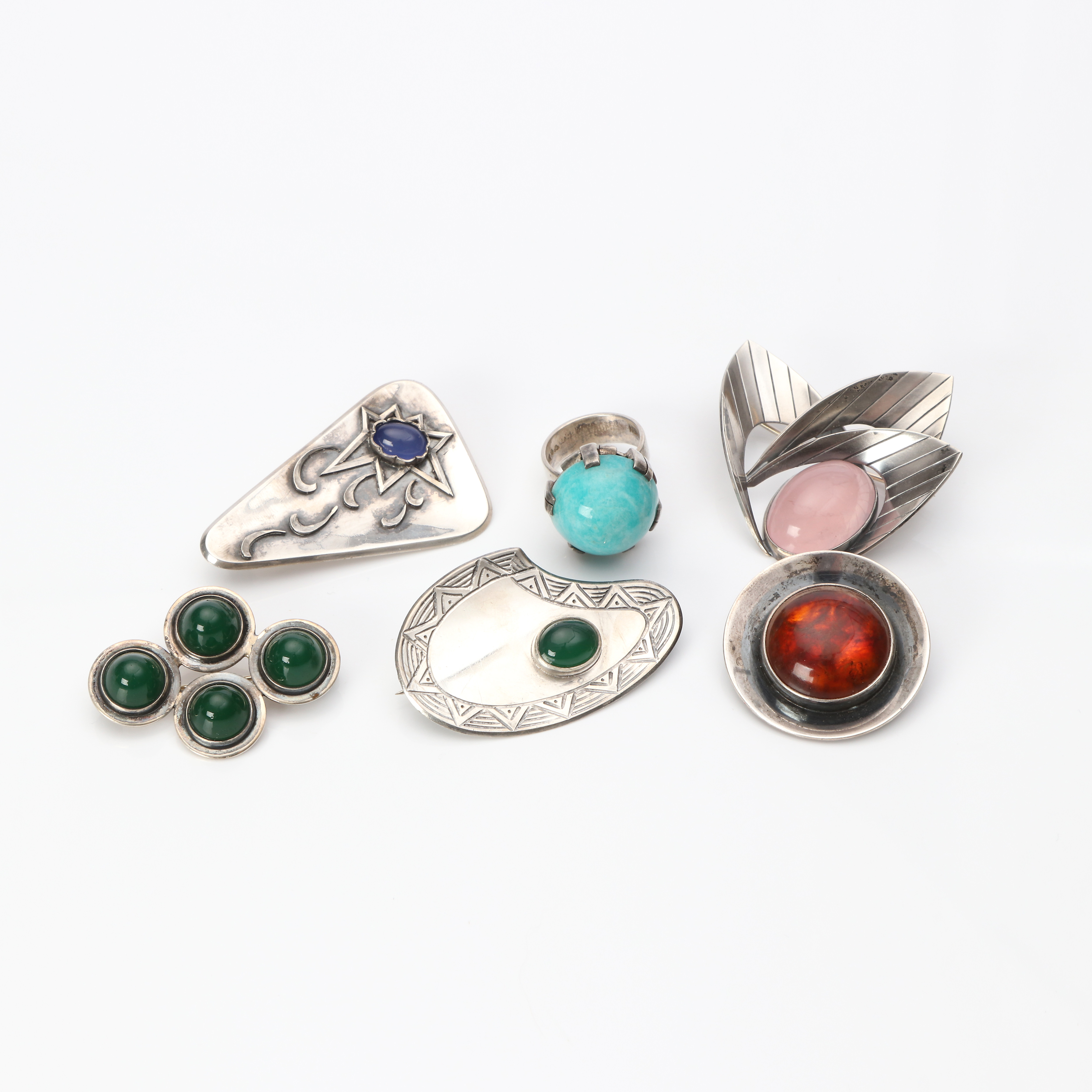 RING OCH BROSCHER, SEX ST. Silver med rosenkvarts, kalcedon m.fl. stenar.