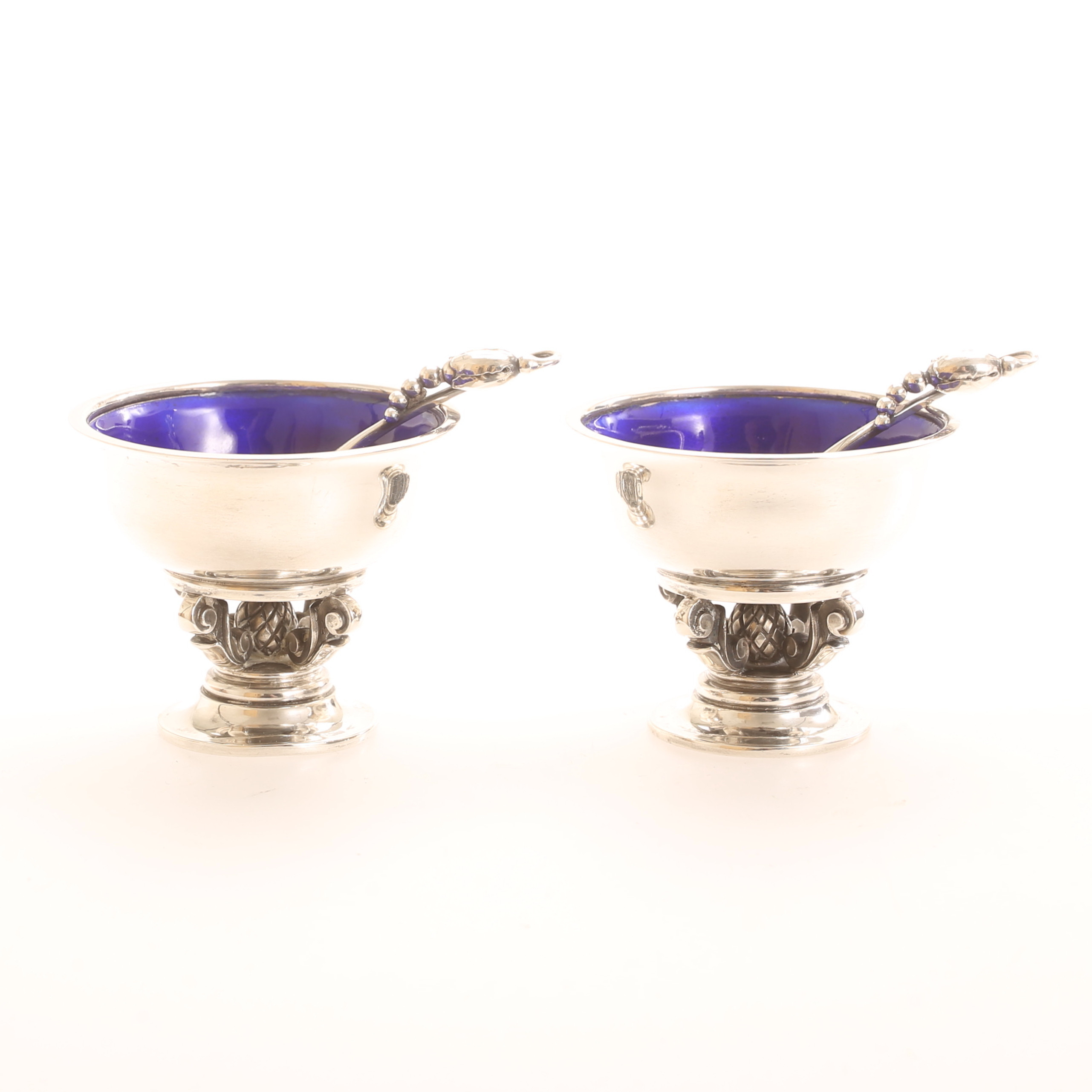 JOHAN ROHDE. Saltkar med sked, 2 stycken, sterlingsilver och blå emalj för Georg Jensen, Danmark.
