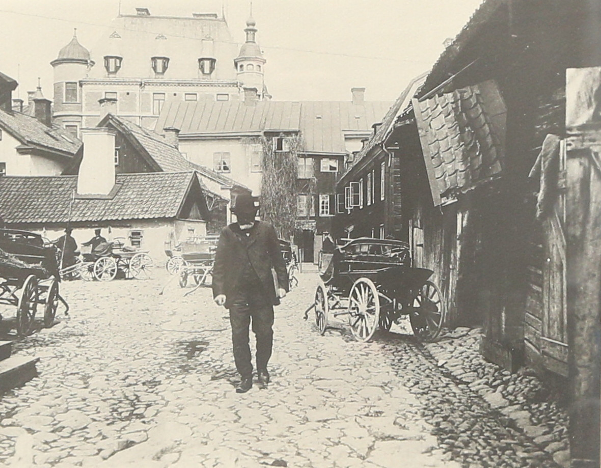 FOTOGRAFI, med utsikt mot Jonn O. Nilssons Palats på Stora torget i Linköping, tidigt 1900-tal.