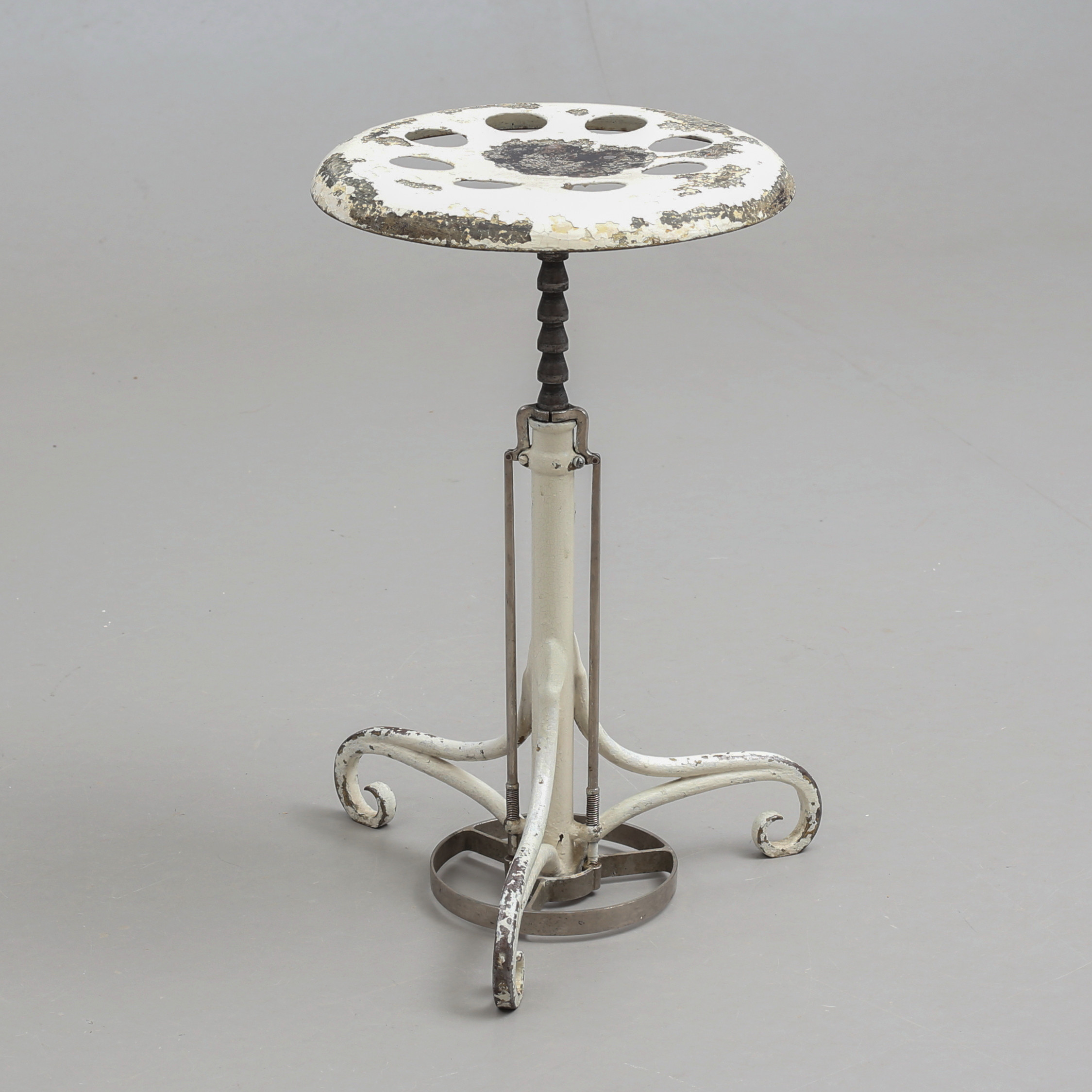 LÄKARPALL, bemålad metall, CH. O. Werner, Stockholm, 1900-talets första hälft.