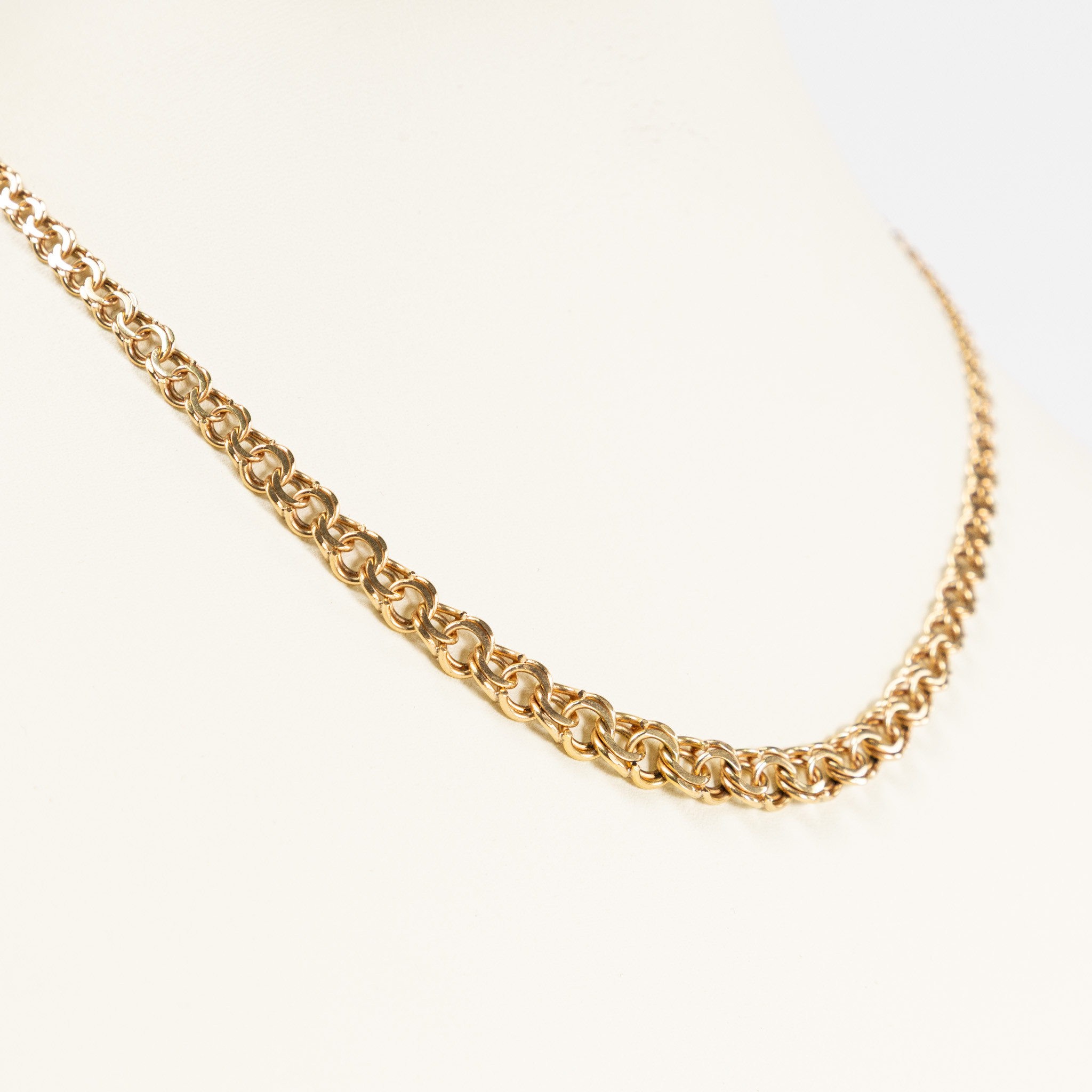 COLLIER. Doserad bismarcklänk, 18k guld.