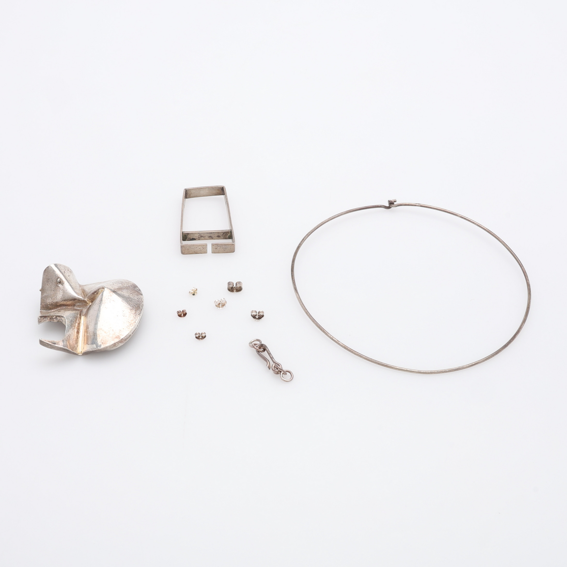 SMYCKEN SAMT DELAR AV, SILVER, TOTAL VIKT CA 64 GRAM.