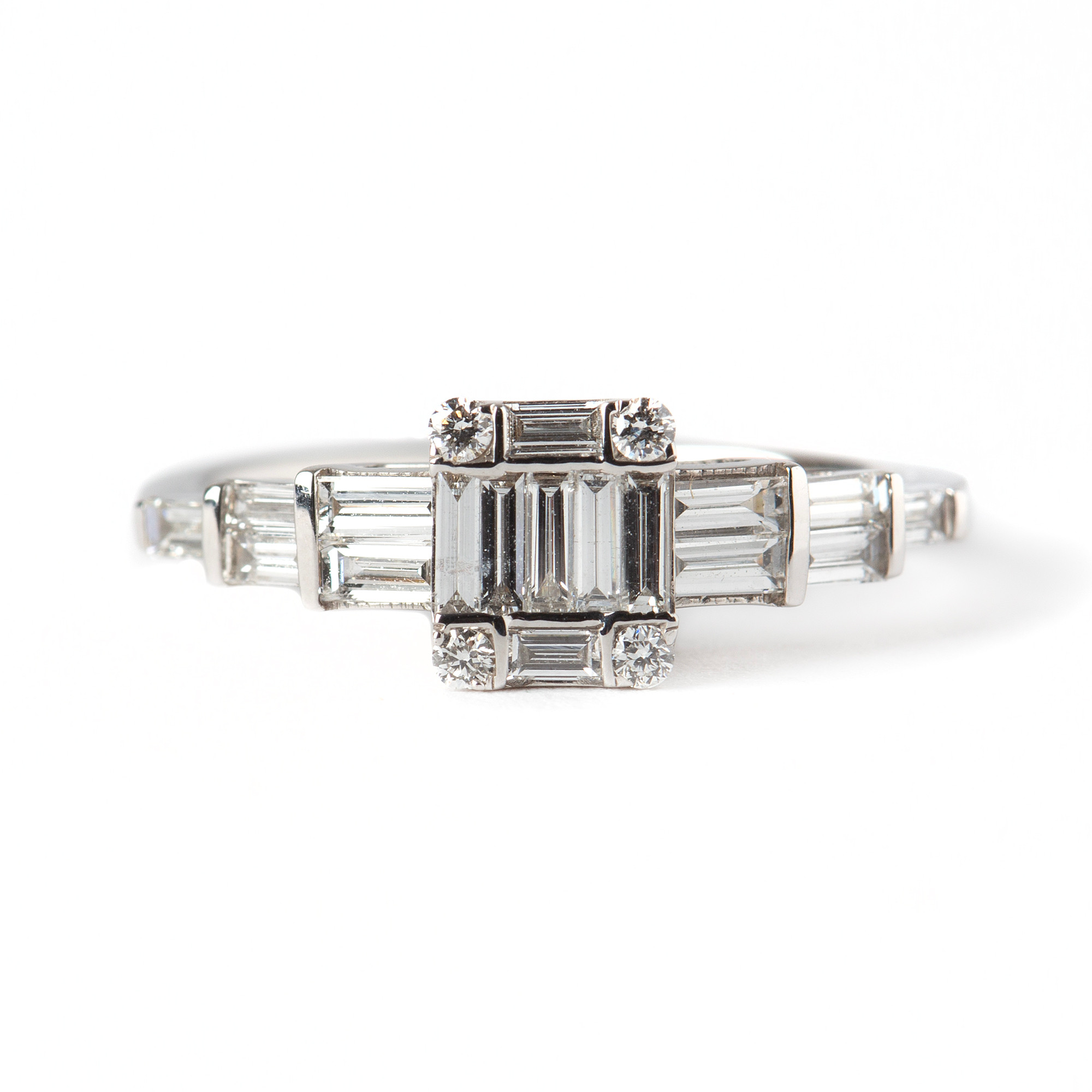 RING, 18K vitguld med briljant och baguetteslipade diamanter, totalt 0.62 ct.