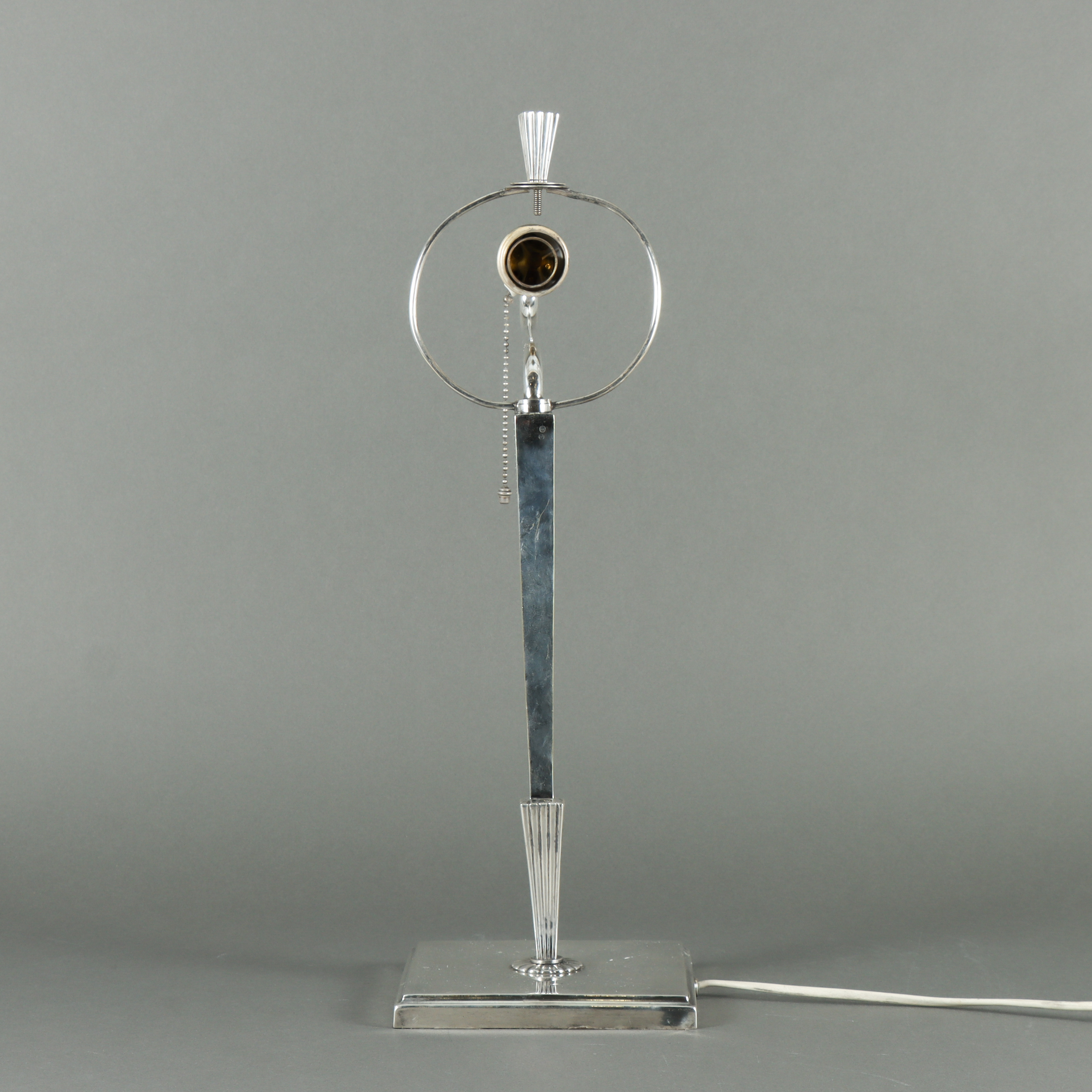 ELIS BERGH. Bordslampa, "Swedish Grace", försilvrad metall, G.G. Hallberg, Stockholm, 1920/30-tal.