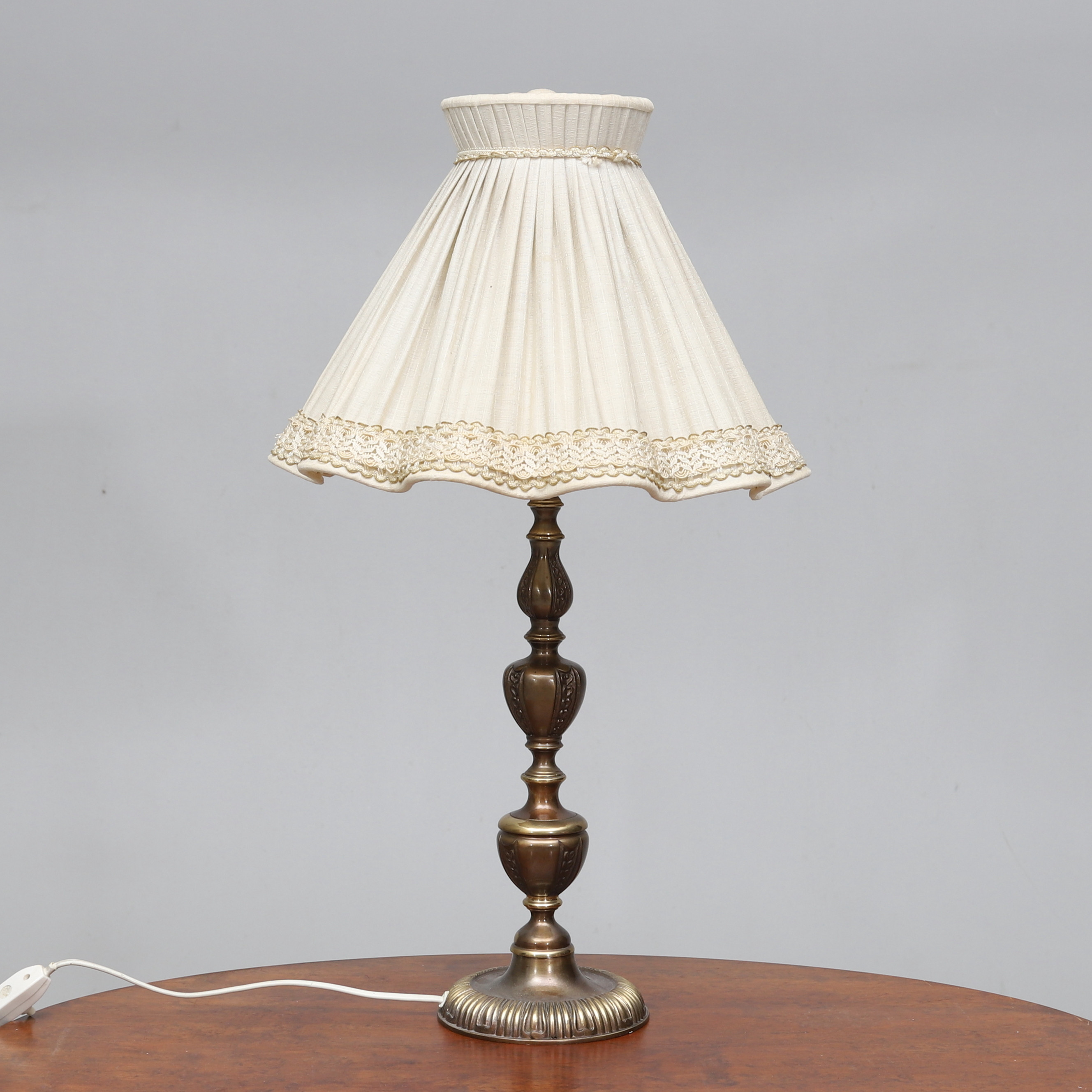 BORDSLAMPA, patinerad mässing, 1900-talets andra hälft.