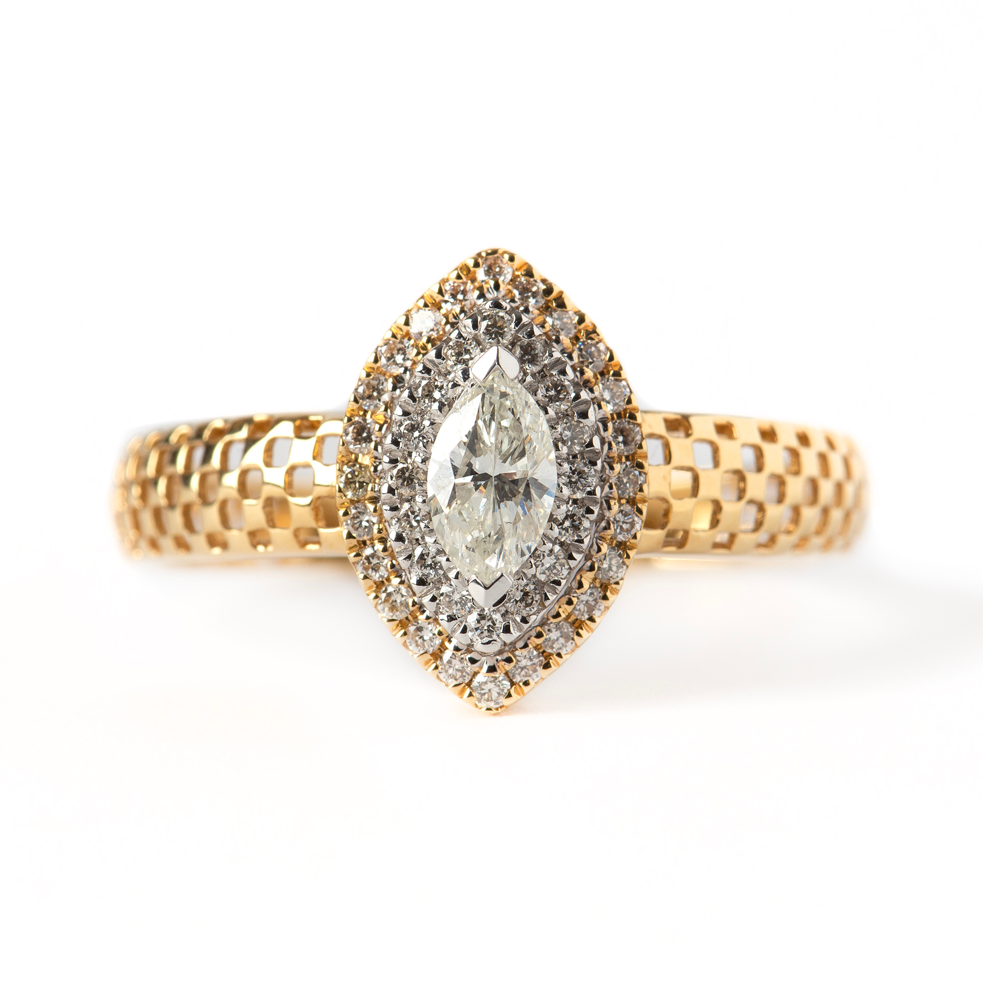 RING, 18K guld och vitguld med navetteslipad diamant ca 0.22 ct samt briljantslipade diamanter, totalt ca 0.15 ct.