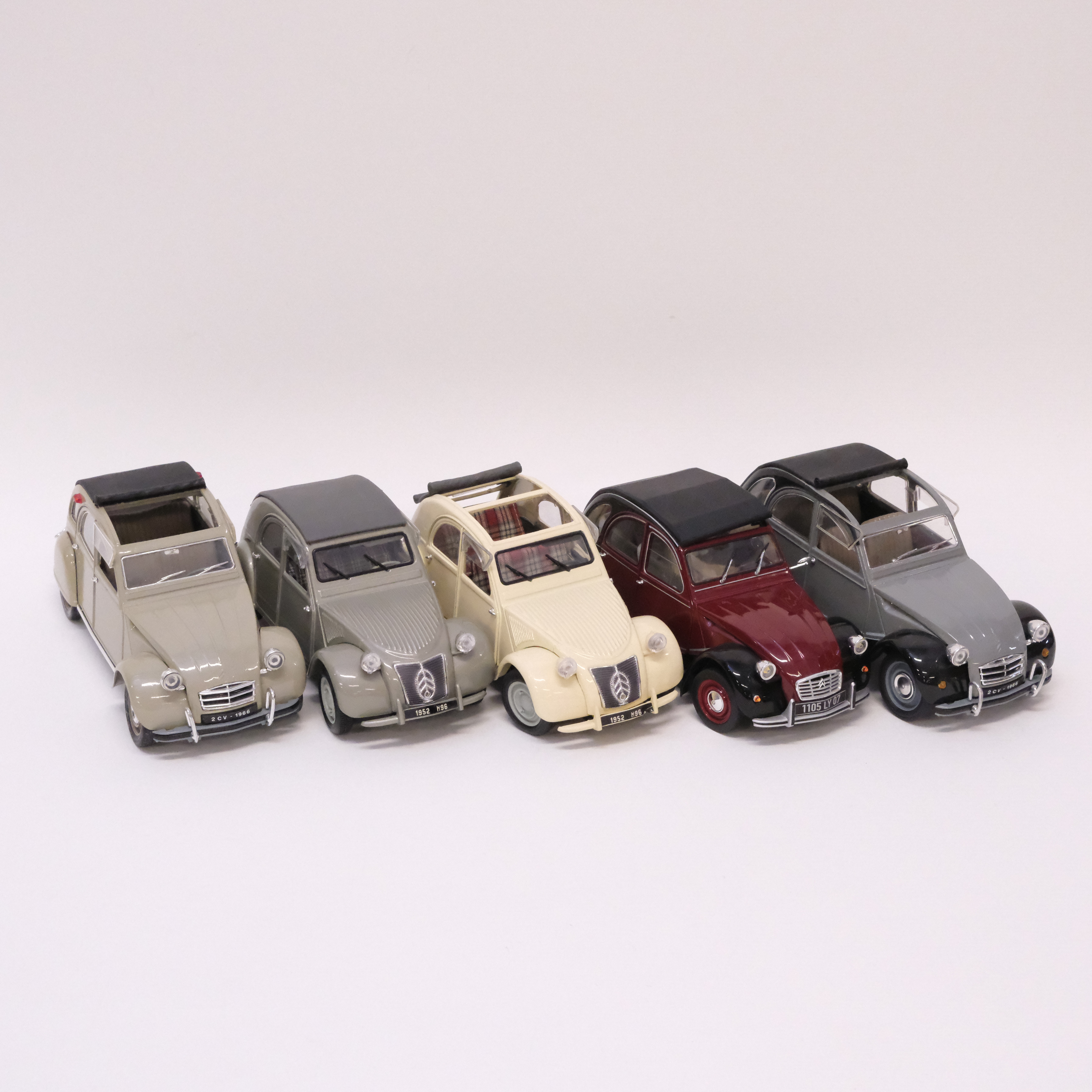 FEM MODELLBILAR, CITROEN-FORDON. SOLIDO, MAISTO OCH NOREV. SKALA 1:18.