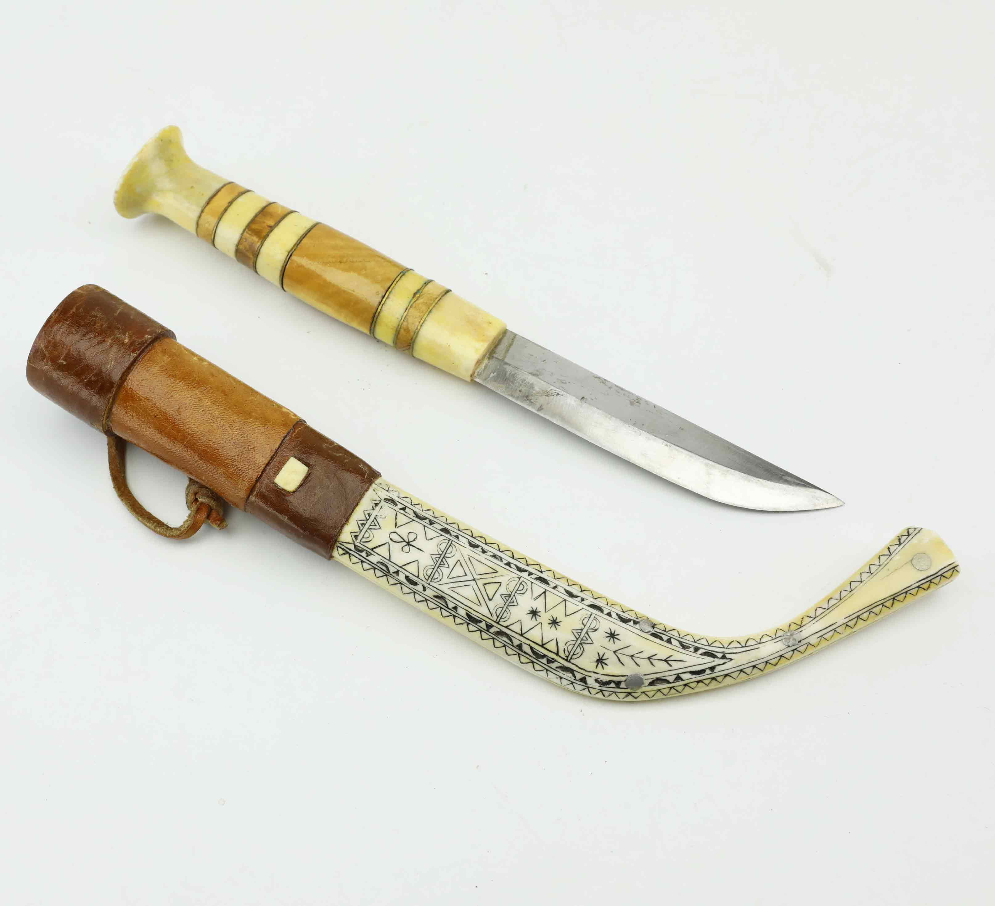 KNIV, samisk, horn, läder, signerad RE, daterad 67.