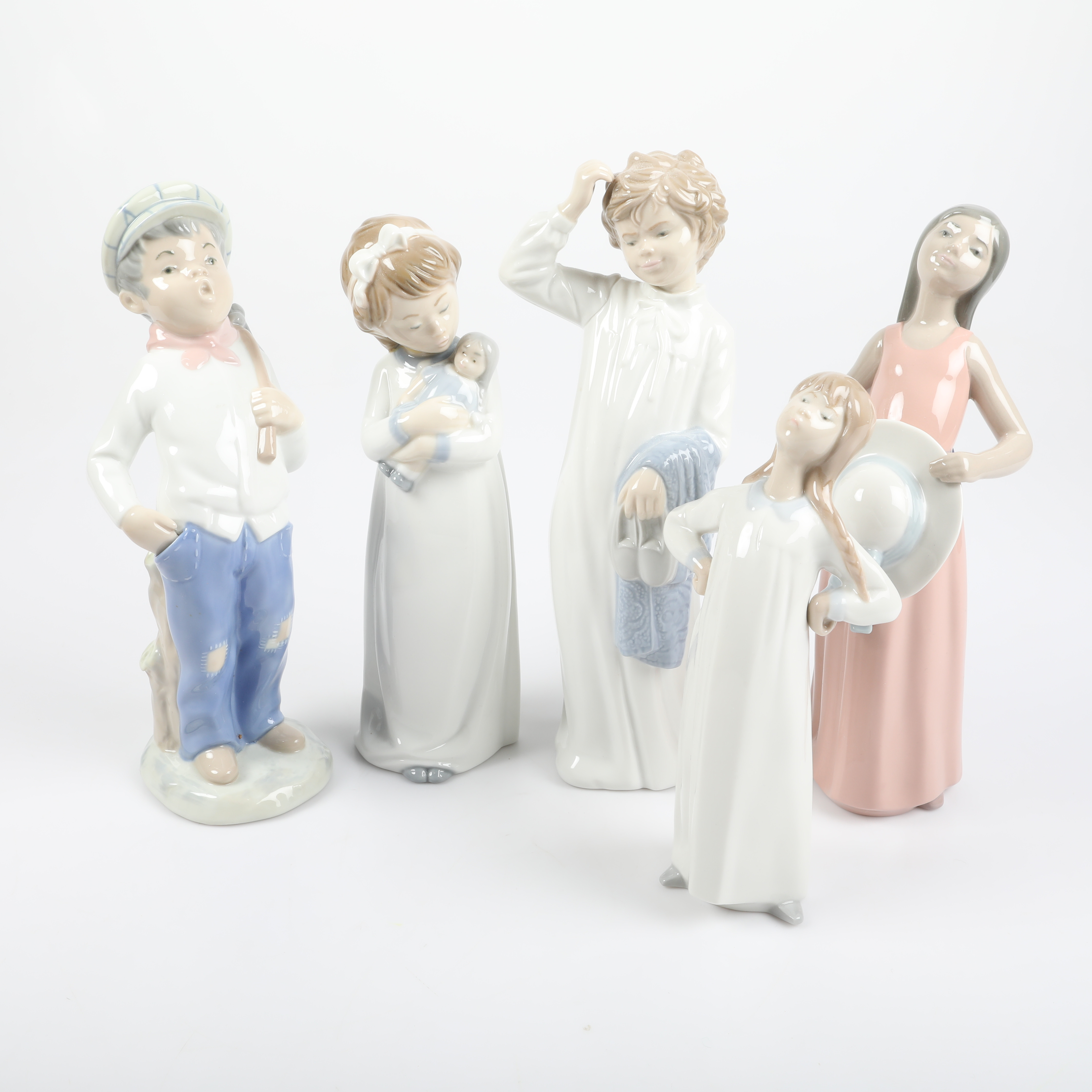 FIGURINER, 5 stycken, porslin, bl. a. Nao och Lladro, Spanien.