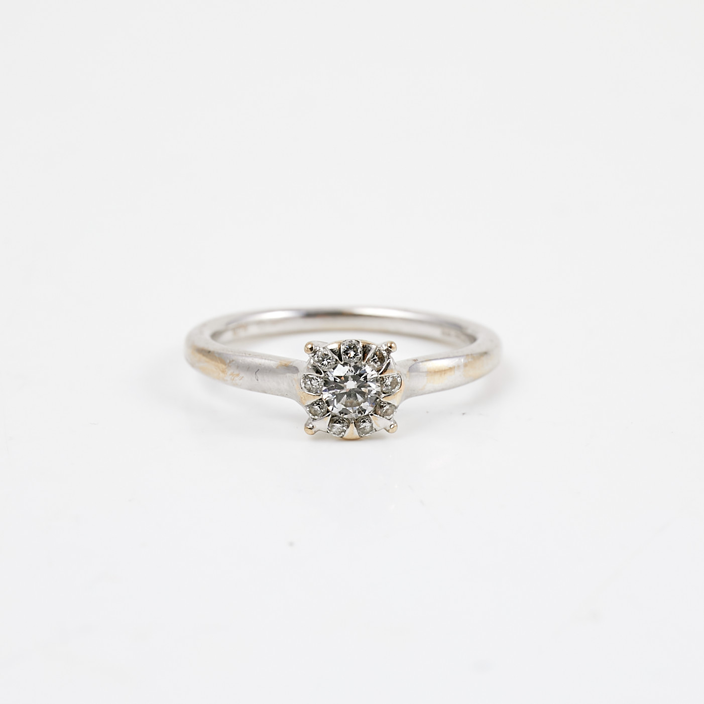 RING, 18 k guld, Birmingham, England, 1 briljantslipad diamant, ca 0,14 ct, kvalitet G-H/SI, bekransad av 9 briljantslipade diamanter, totalt ca 0,09 ct.