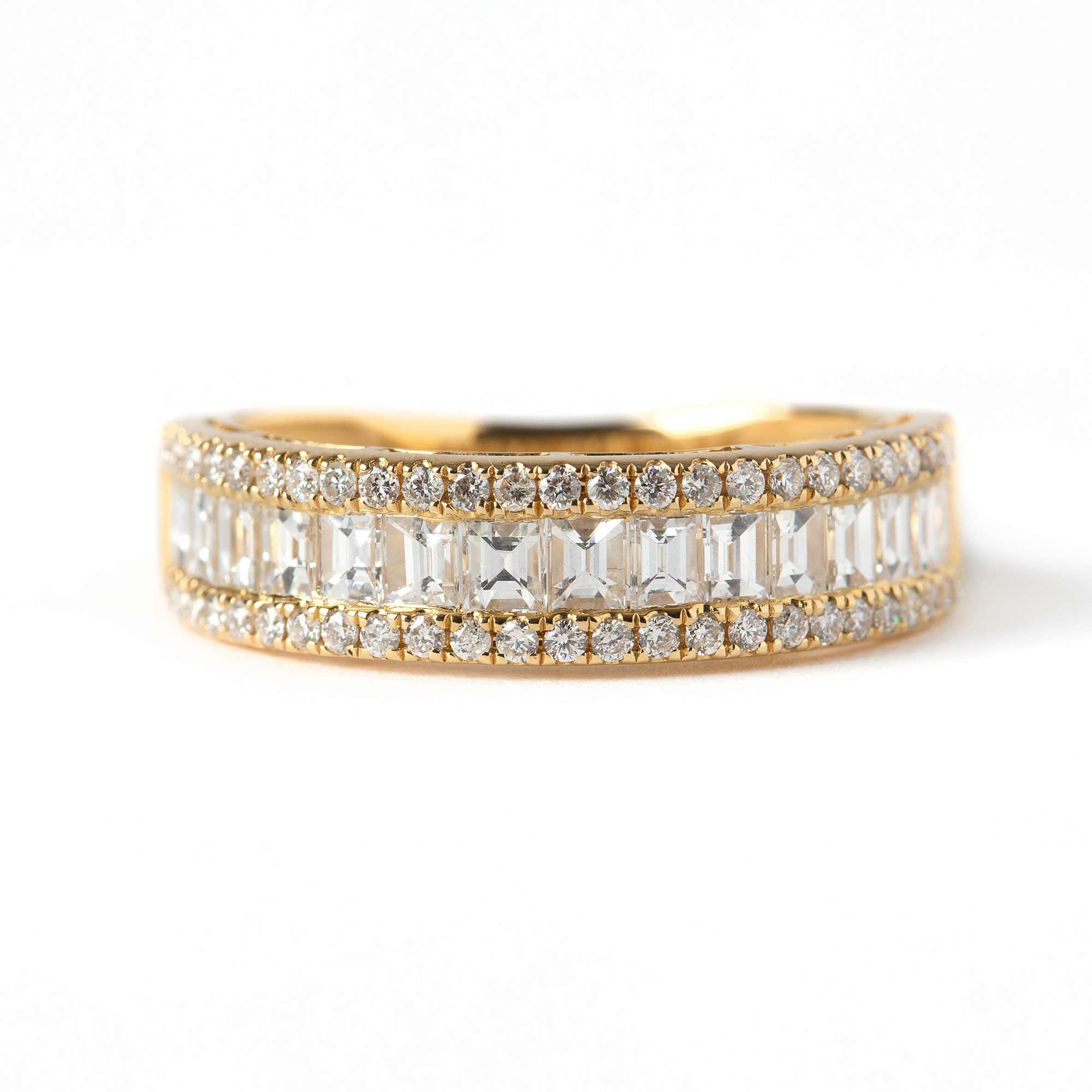RING, 18K guld med briljant och baguetteslipade diamanter, totalt ca 1.19 ct.