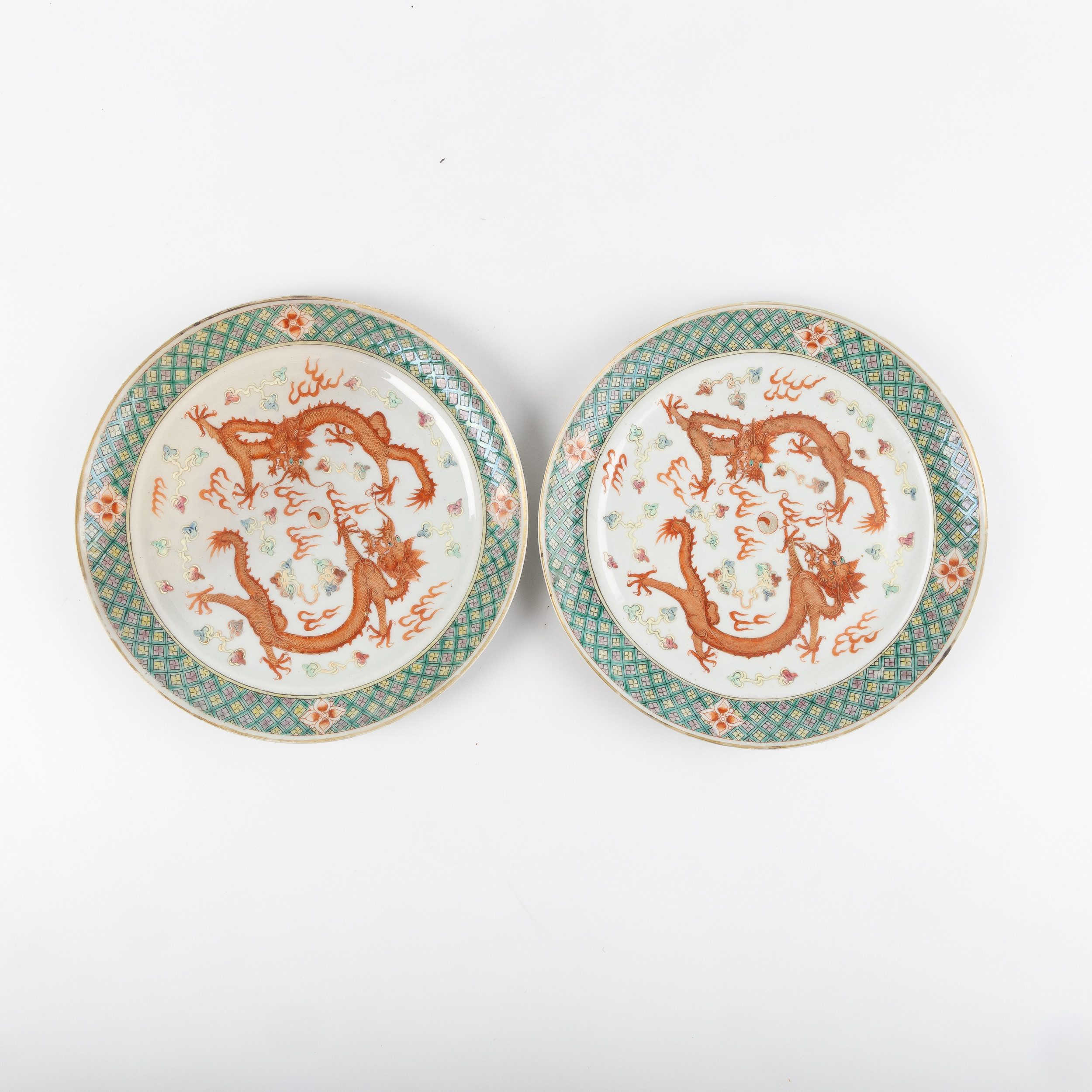 TALLRIKAR, ett par, bemålad dekor av drakar, porslin, Kina, 1800-tal, märkta med Guangxus sexkaraktärsmärke.