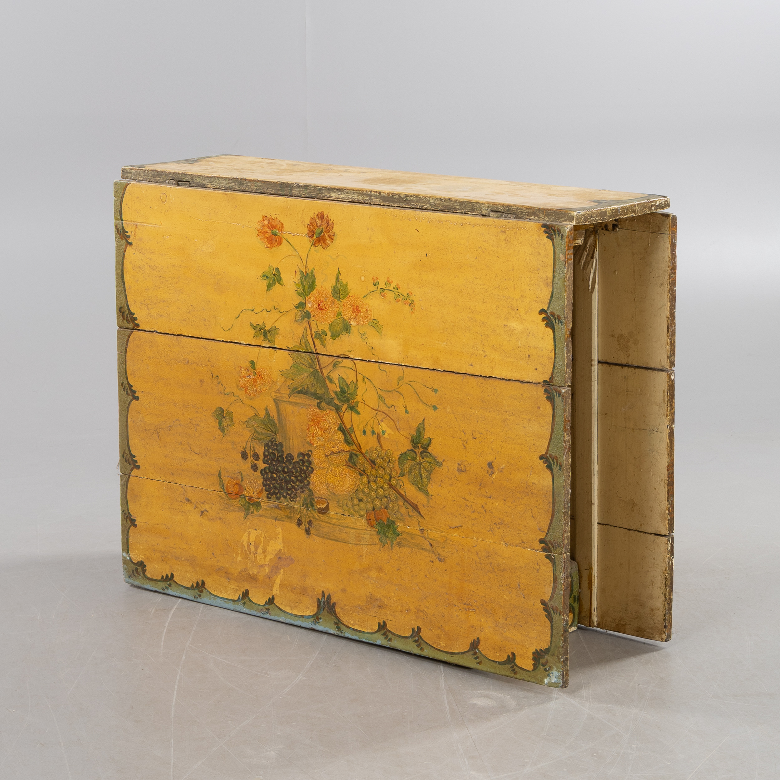SLAGBORD, 1800-tal, bemålad trä med dekor av blomster och frukter.