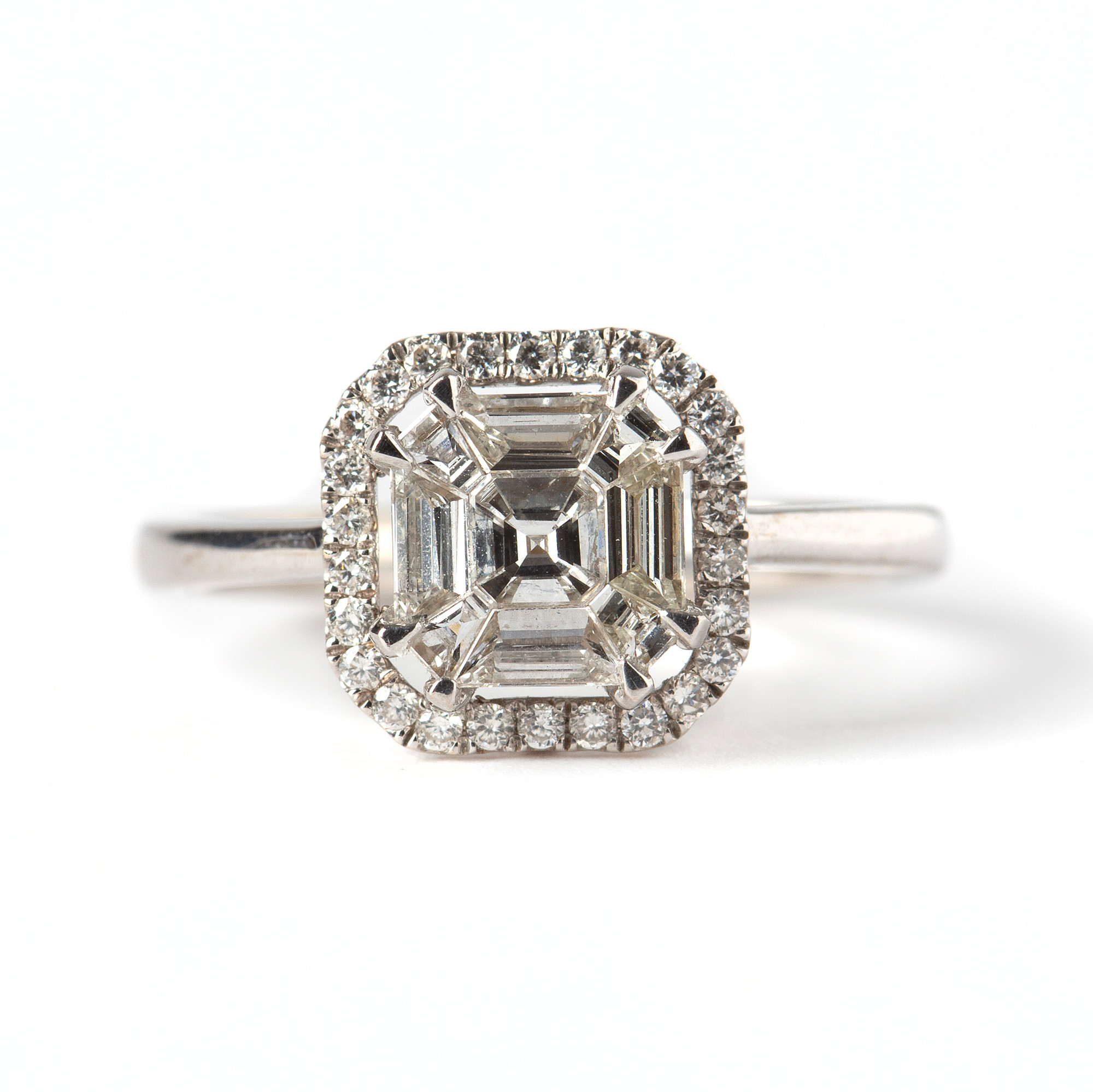 RING, 18K vitguld med fasettslipade och briljantslipade diamanter, totalt ca 0.72 ct.