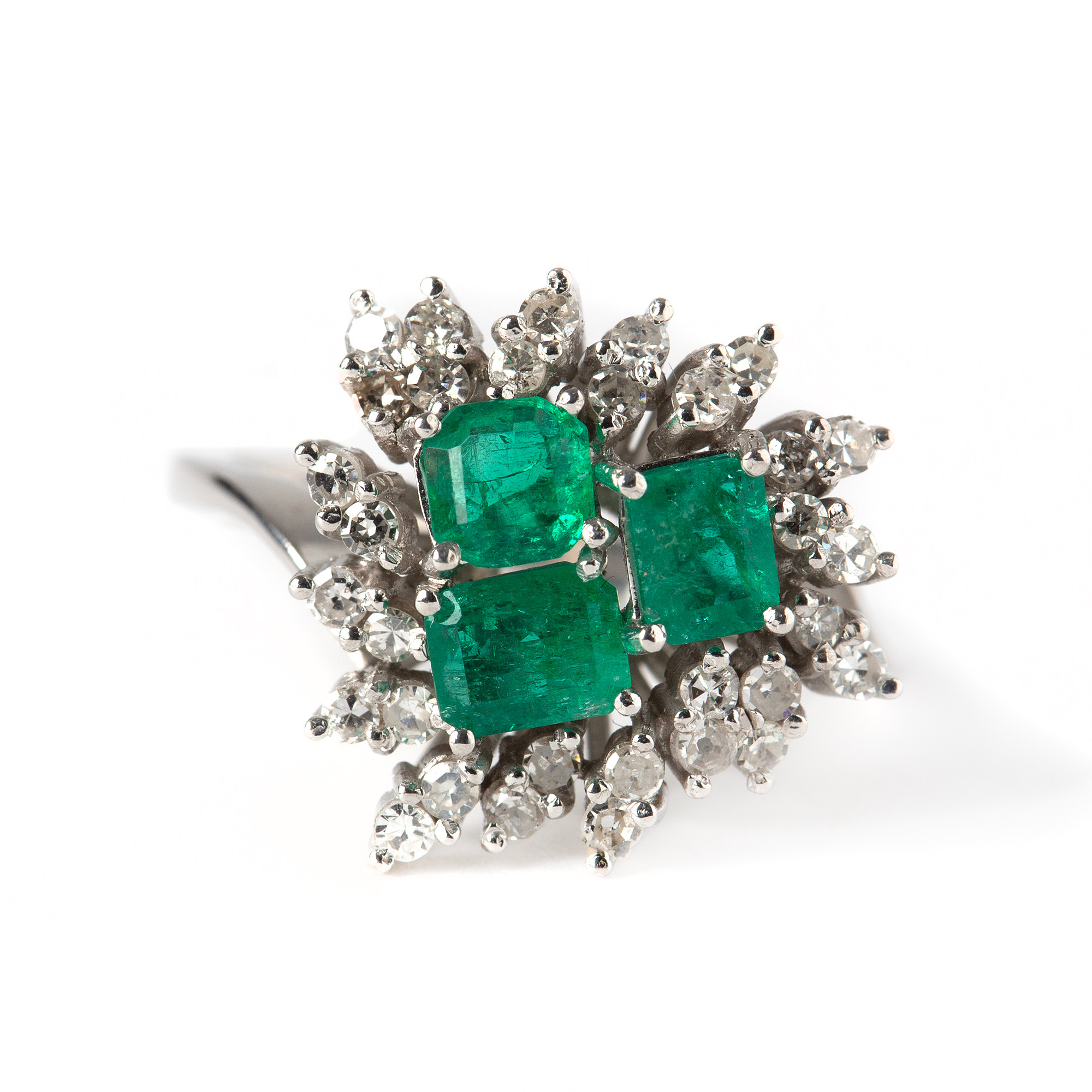 RING, 14K vitguld med fasettslipade smaragder och åttkantsliapde diamanter, 1950-tal.