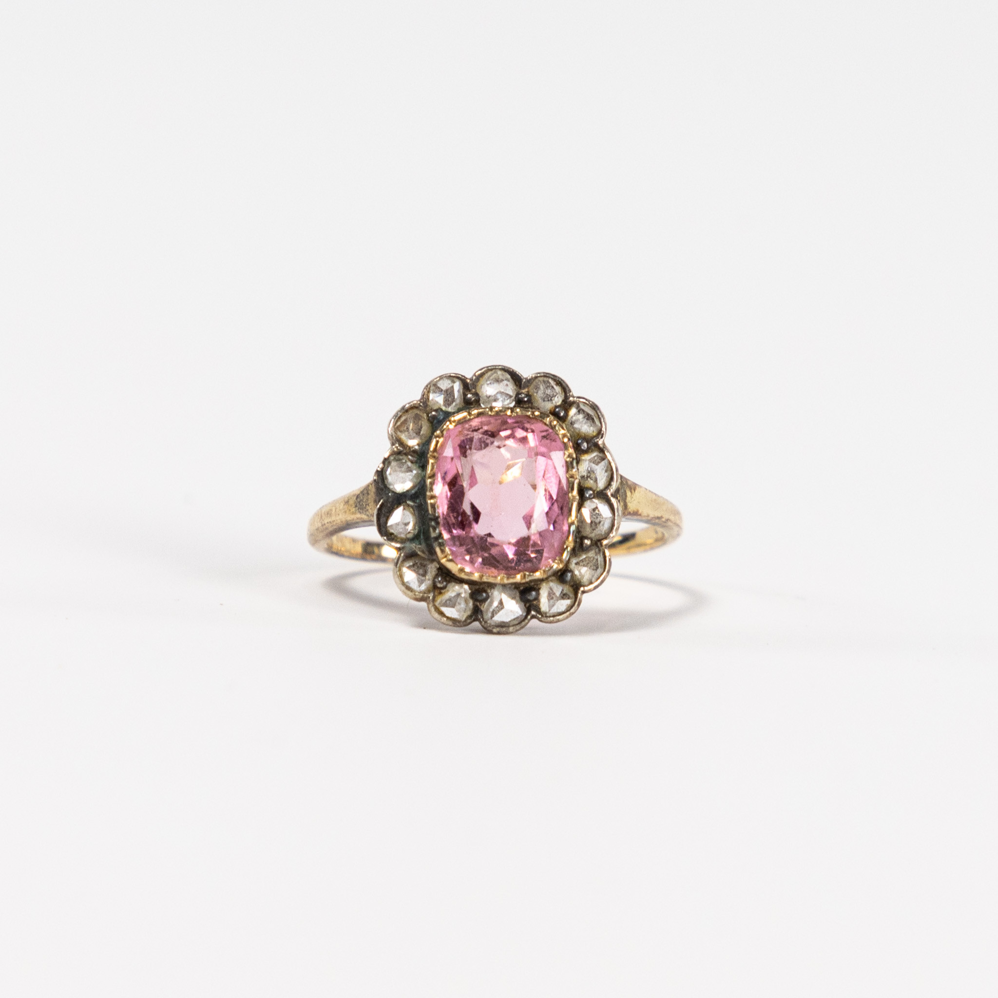 RING, 14k guld, rosa sten med diamantkrans.