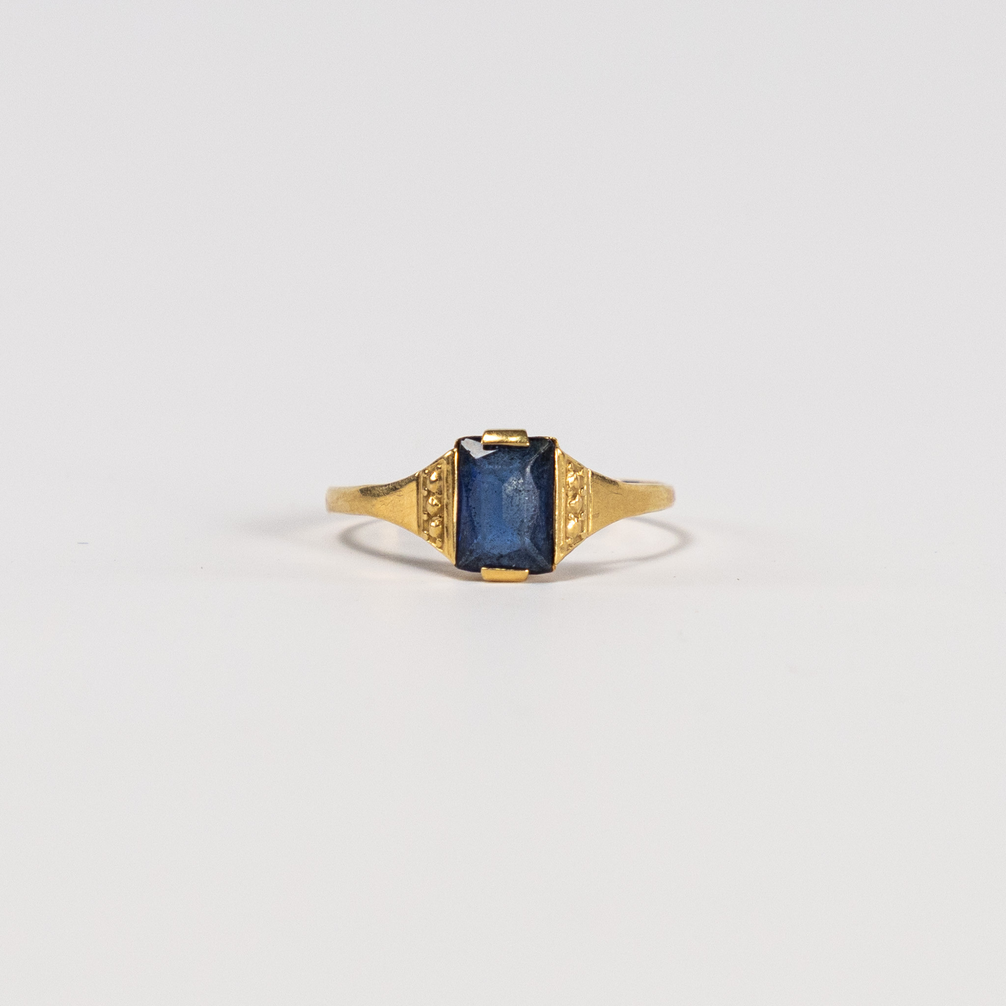 RING, 18k guld, med blå sten.