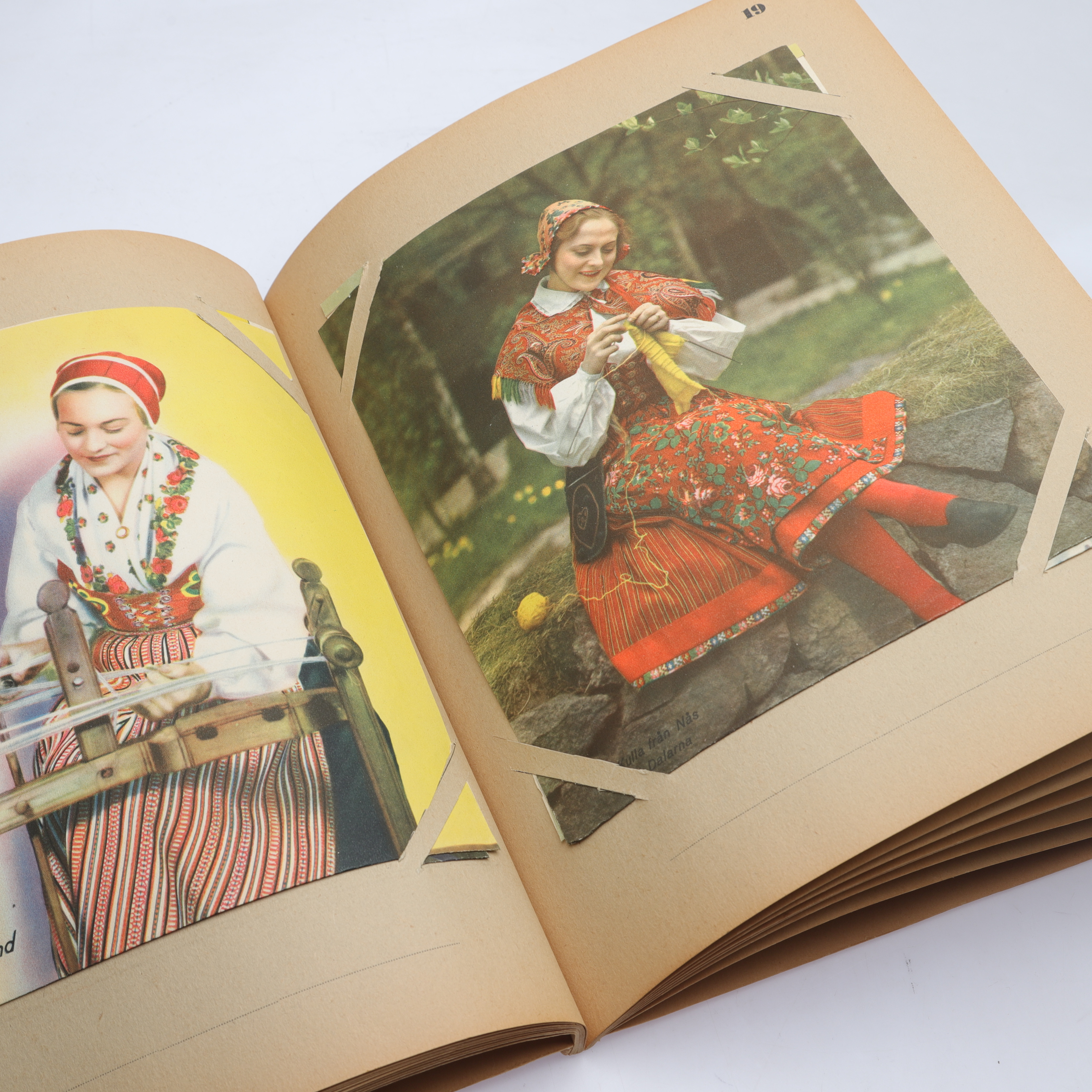 ALBUM, "De Svenska folkdräkternas Stora Parad", Åhlén & Åkerlunds förlag, 1936.