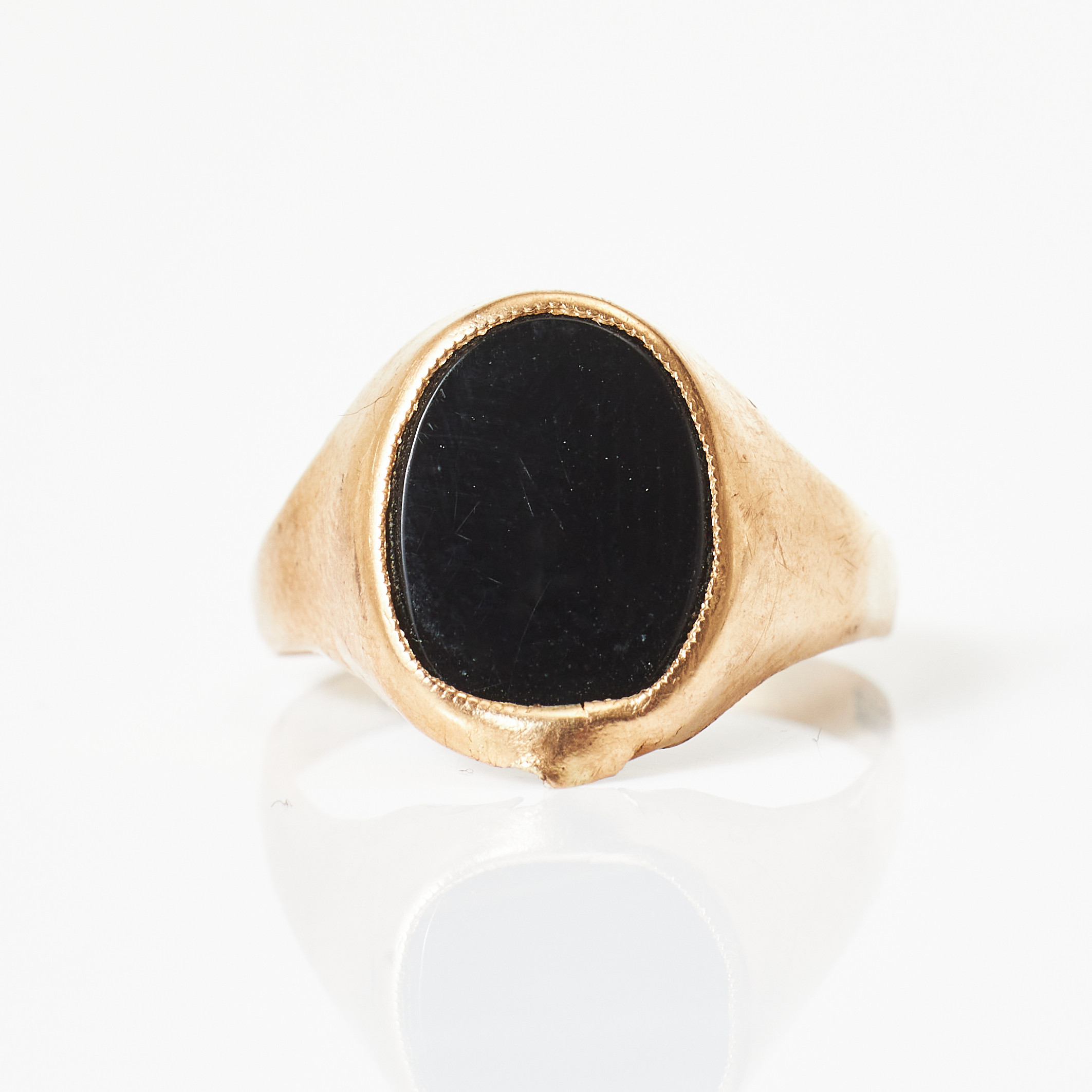 RING, 18 k guld, oval planslipad troligen onyx, Guldvaruhuset, Stockholm.