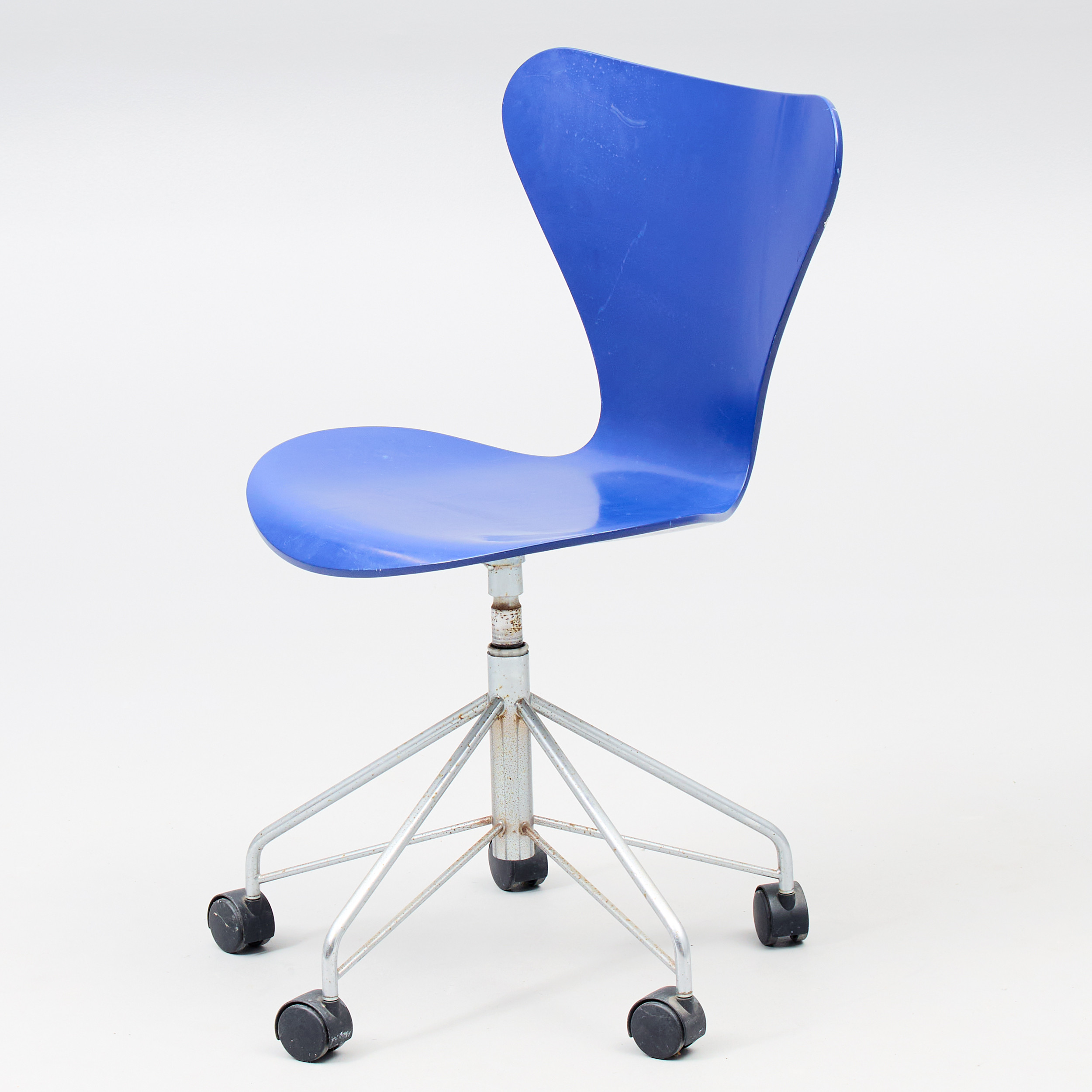 ARNE JACOBSEN. Skrivbordsstol "Sjuan" för Fritz Hansen 1989 Danmark.
