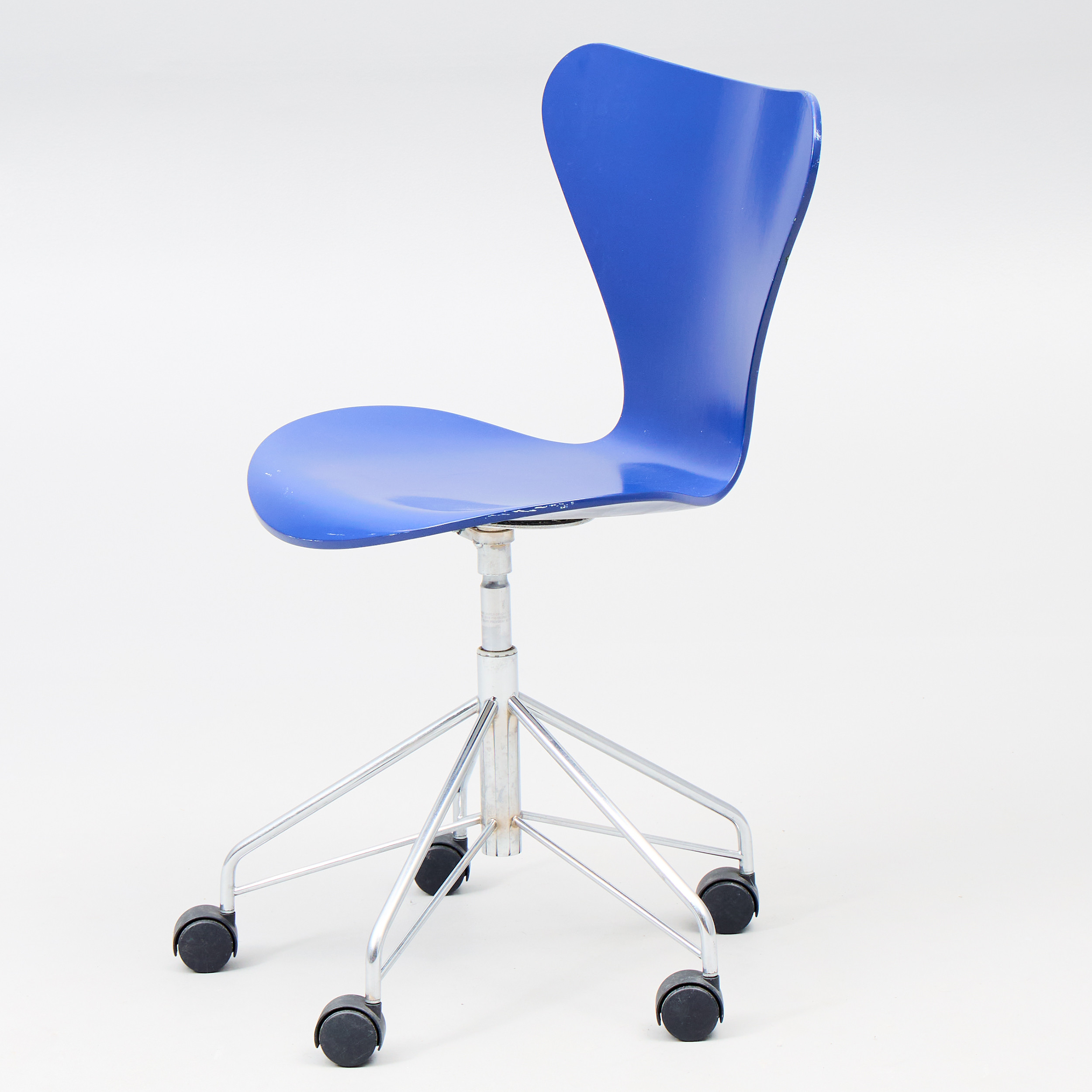 ARNE JACOBSEN. Skrivbordsstol "Sjuan" för Fritz Hansen 1989 Danmark.