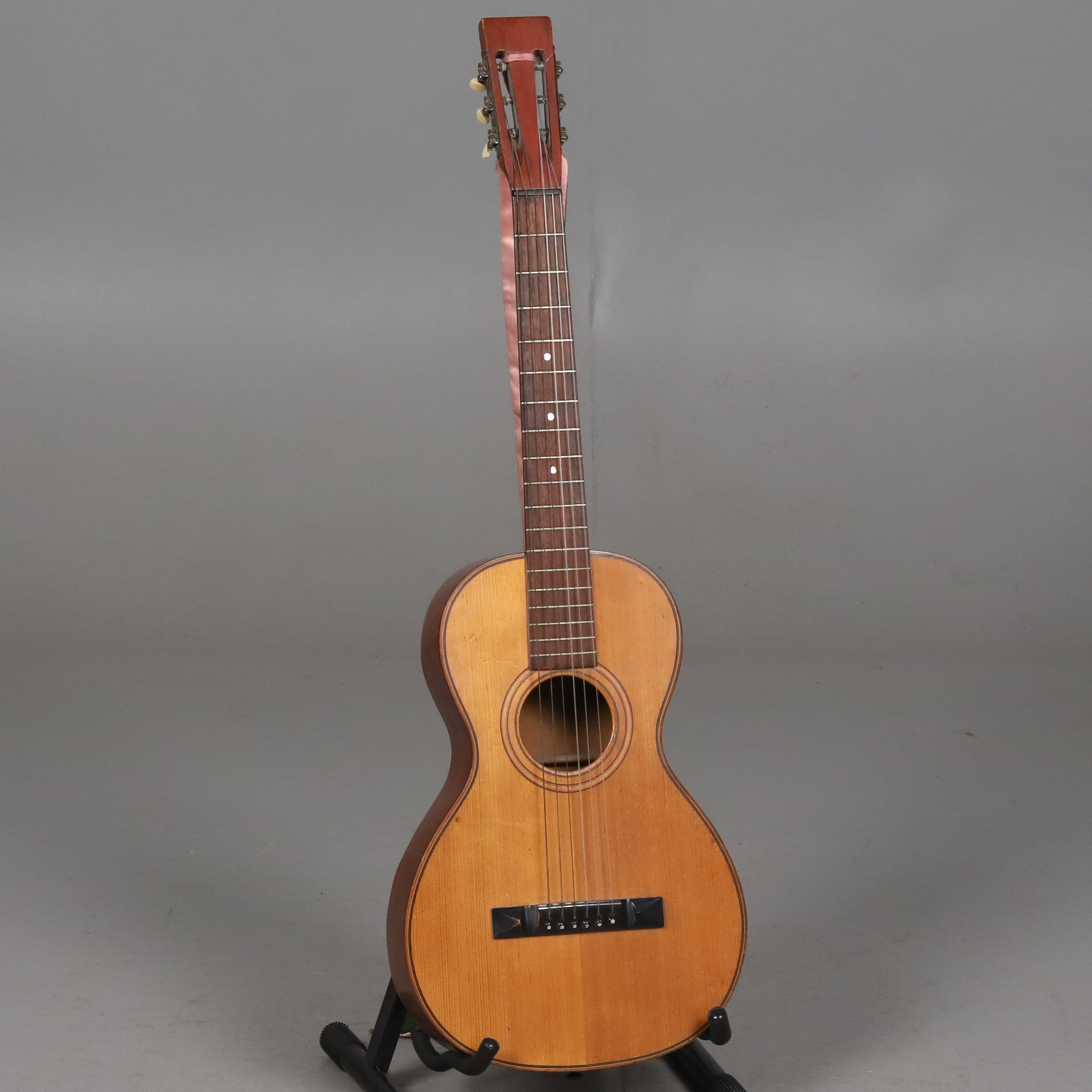 GITARR, etikett-märkt Herman Carlson Levin, Göteborg, från 1907.