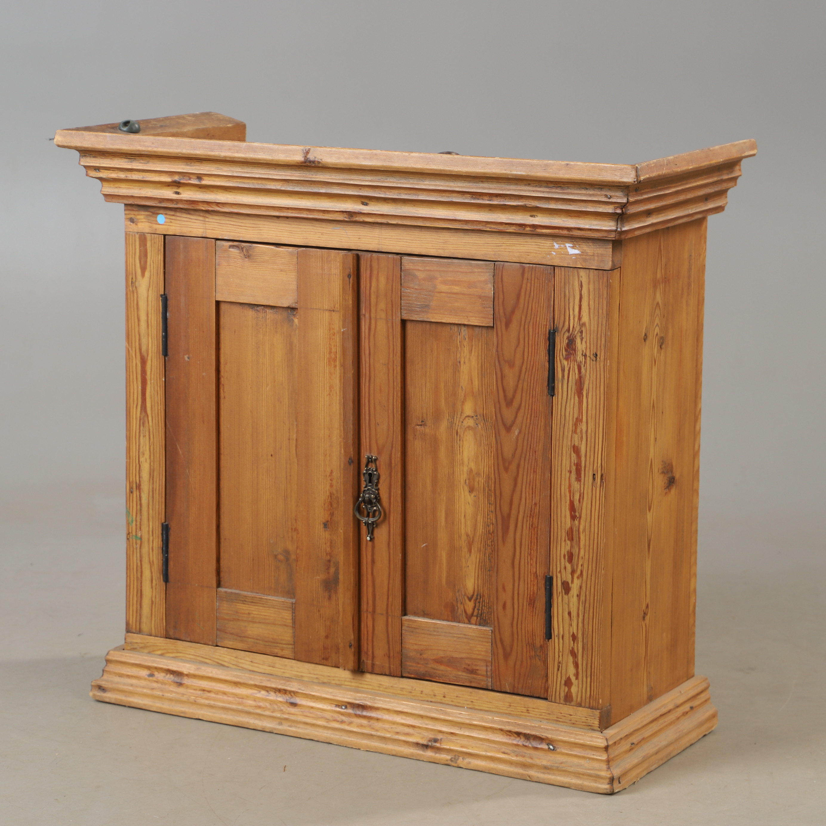 VÄGGSKÅP, furu, 1800/1900-tal.