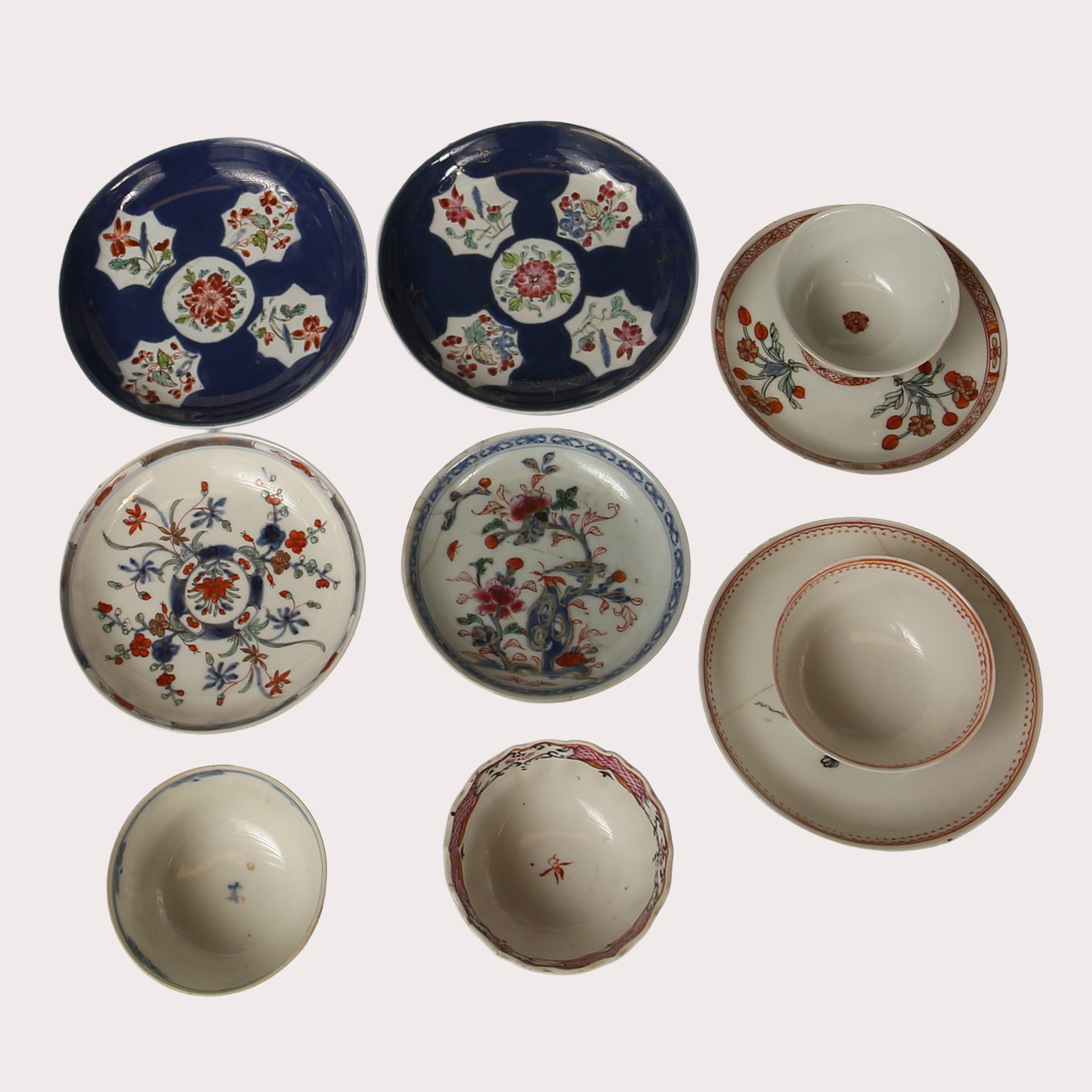 TEKOPPAR och FAT, 10 delar., porslin, emaljfärgsmåleri, förgyllningar. Kina, Kangxi (1662-1722) och Qianlong (1736-1795).