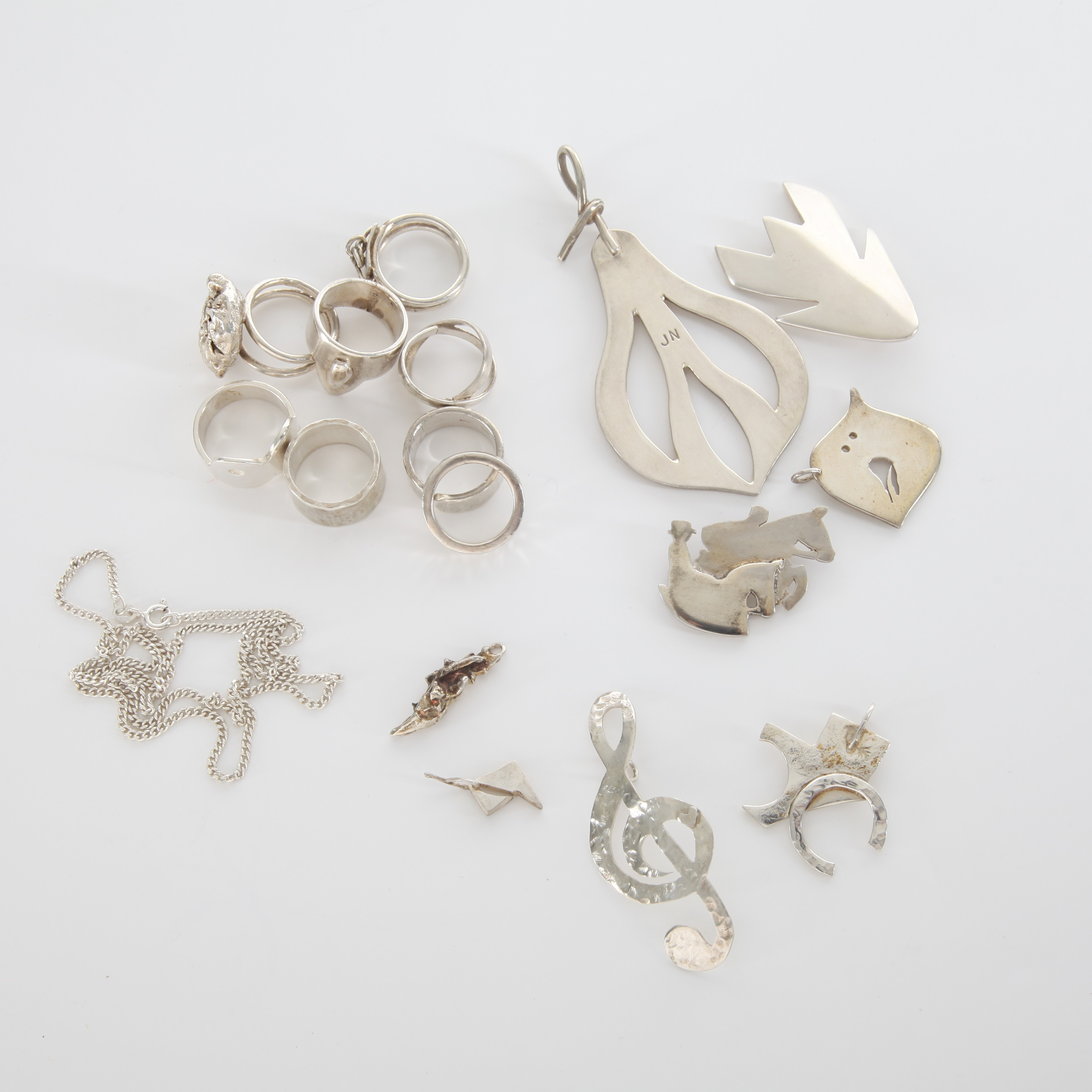 SMYCKEN, 17 delar, sterlingsilver, ringar, hängen och halskedja.