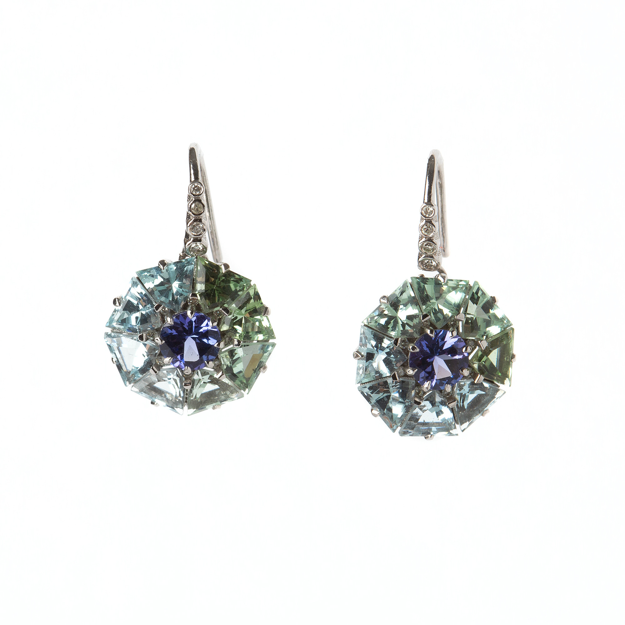 ÖRHÄNGEN, 18K vitguld med briljantslipade diamanter, totalt ca 0.10 ct, akvamariner, totalt ca 1.88 ct samt turmaliner, totalt ca 2.32 ct.
