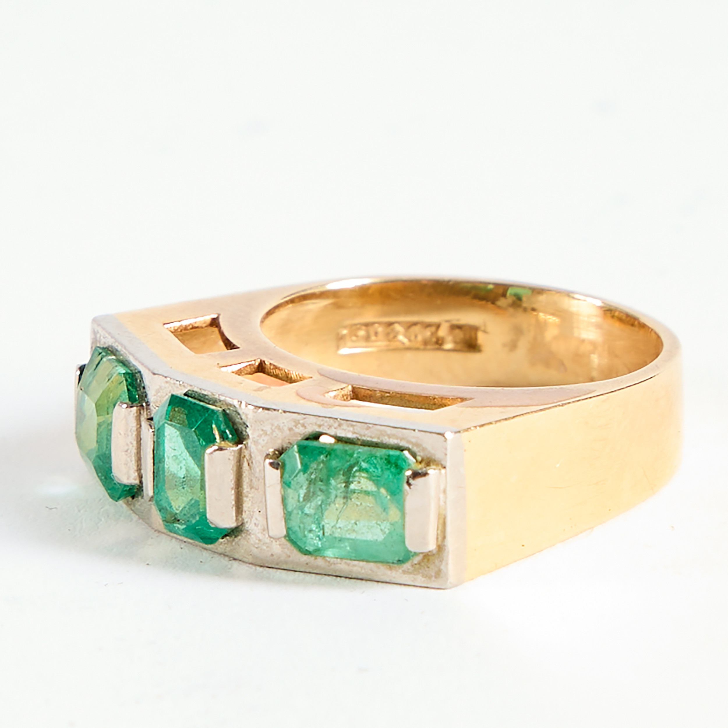 RING. Guld 18K med tre smaragdslipade Colombianska smaragder.