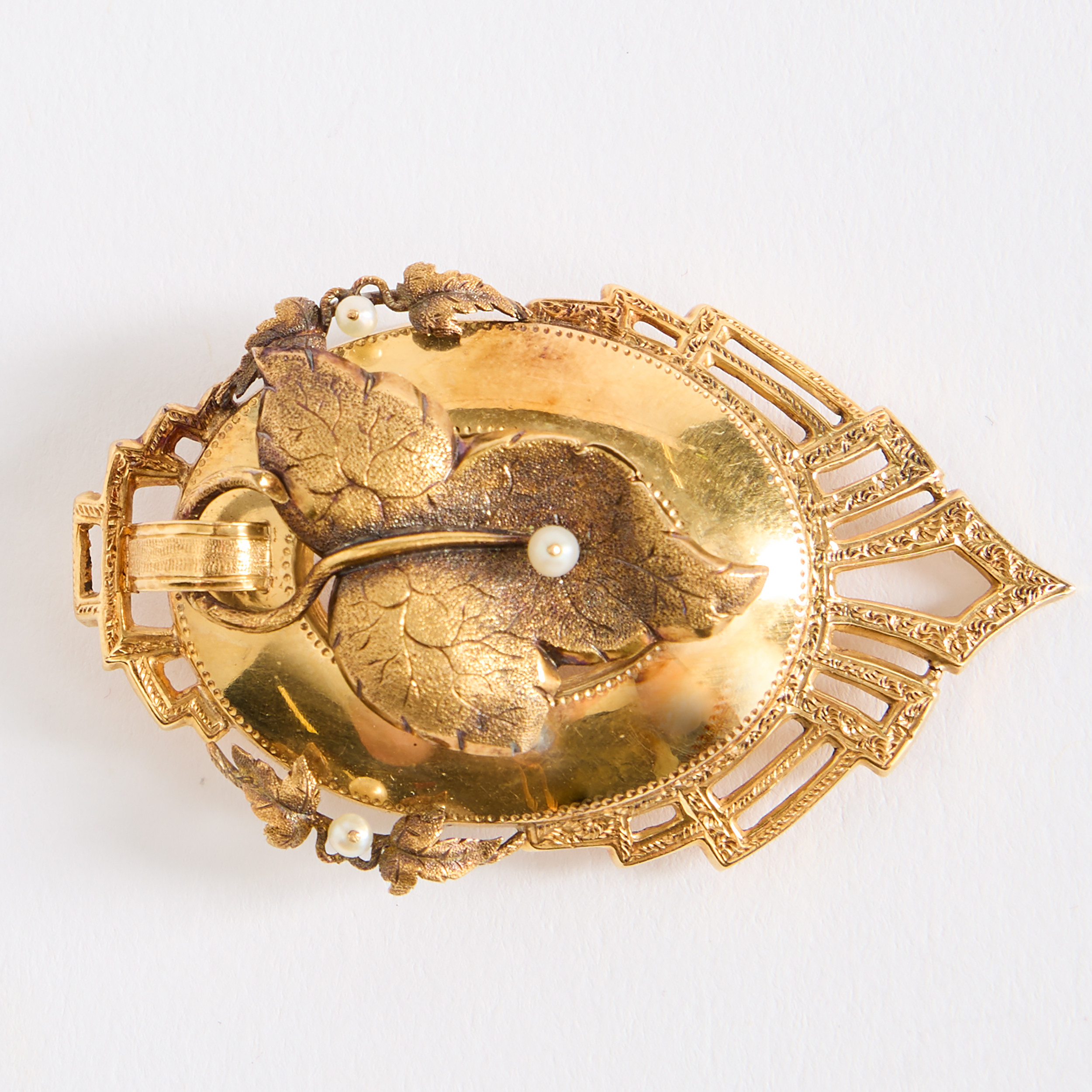 BROSCH, stämplad 18K, delvis guld, dekor av fikonblad.
