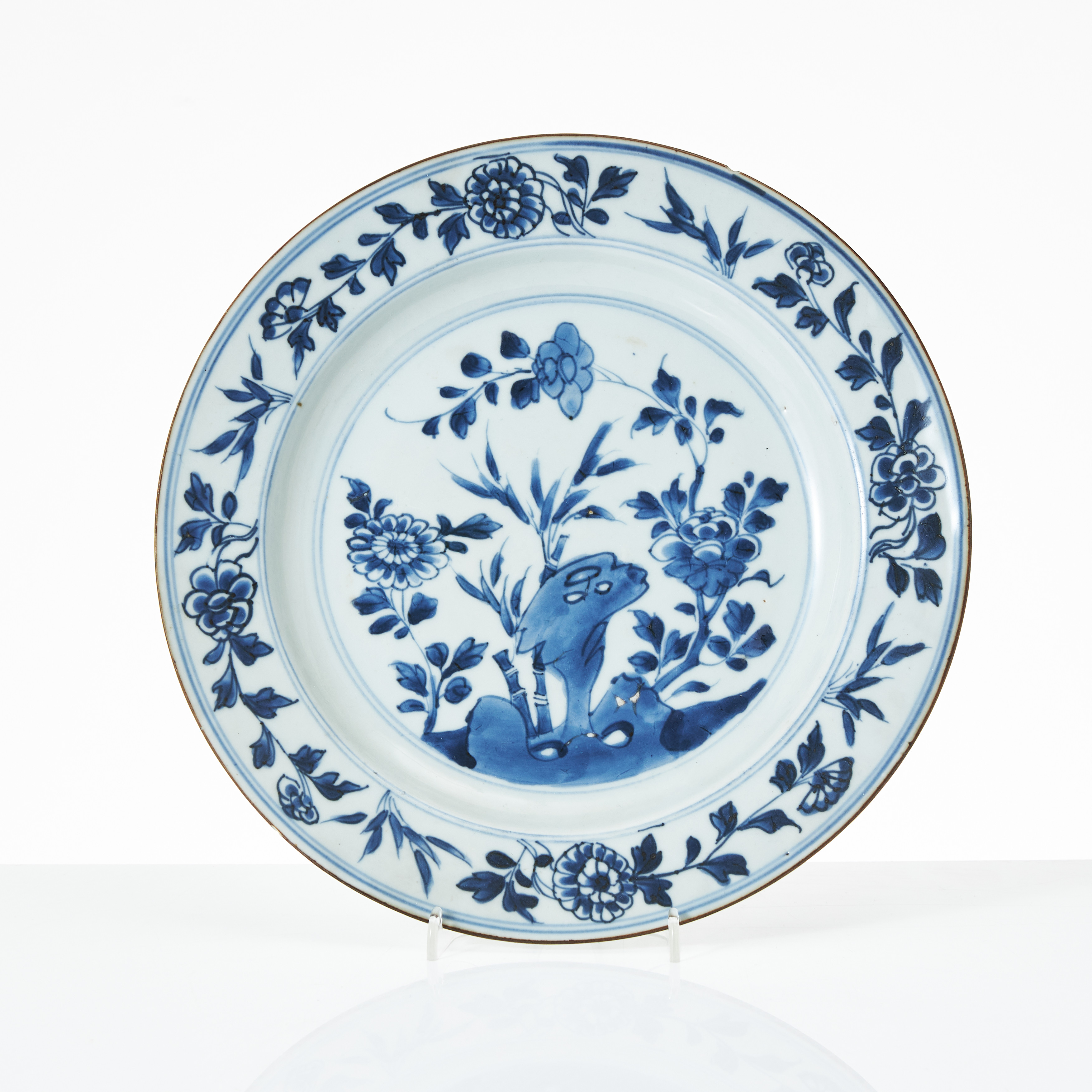 FAT, porslin, Kina, tidig Qianlong (1736-1795), dekor av trädgårdsklippa med pion i underglasyrblått.