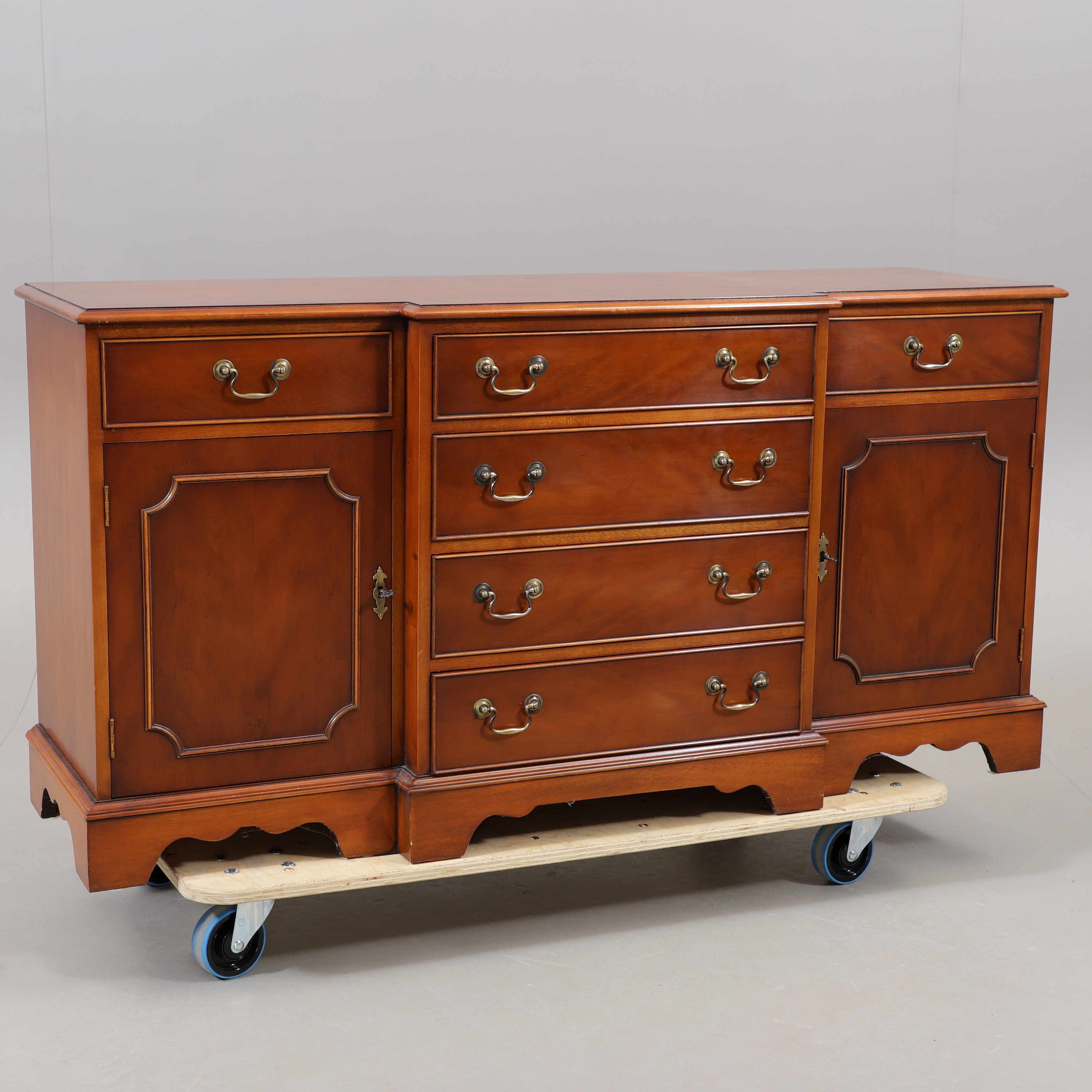SIDEBOARD, idegran, Bradley, England, 1900-talets andra hälft.