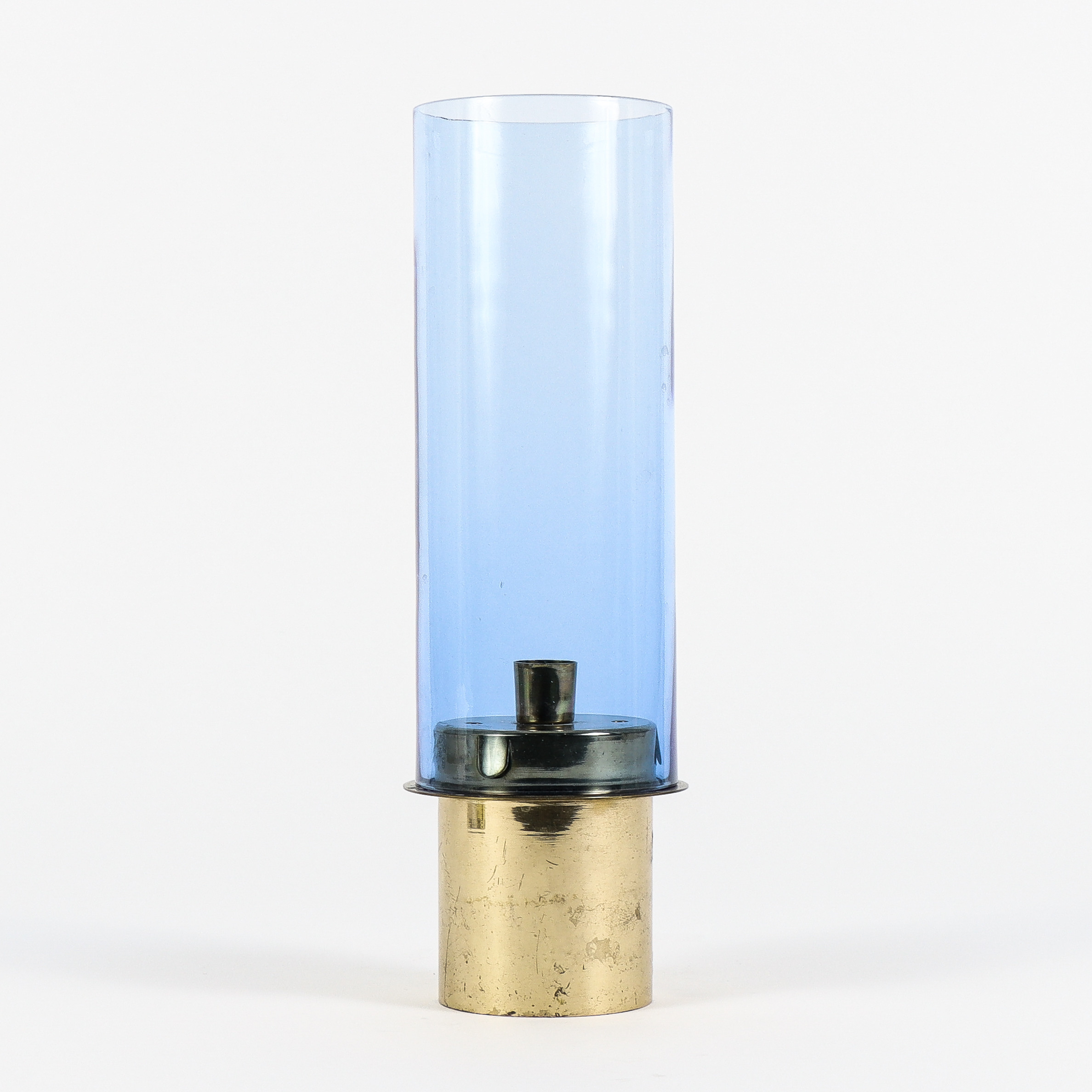HANS-AGNE JAKOBSSON. Ljusstake modell L 40, mässing och blåtonat glas.