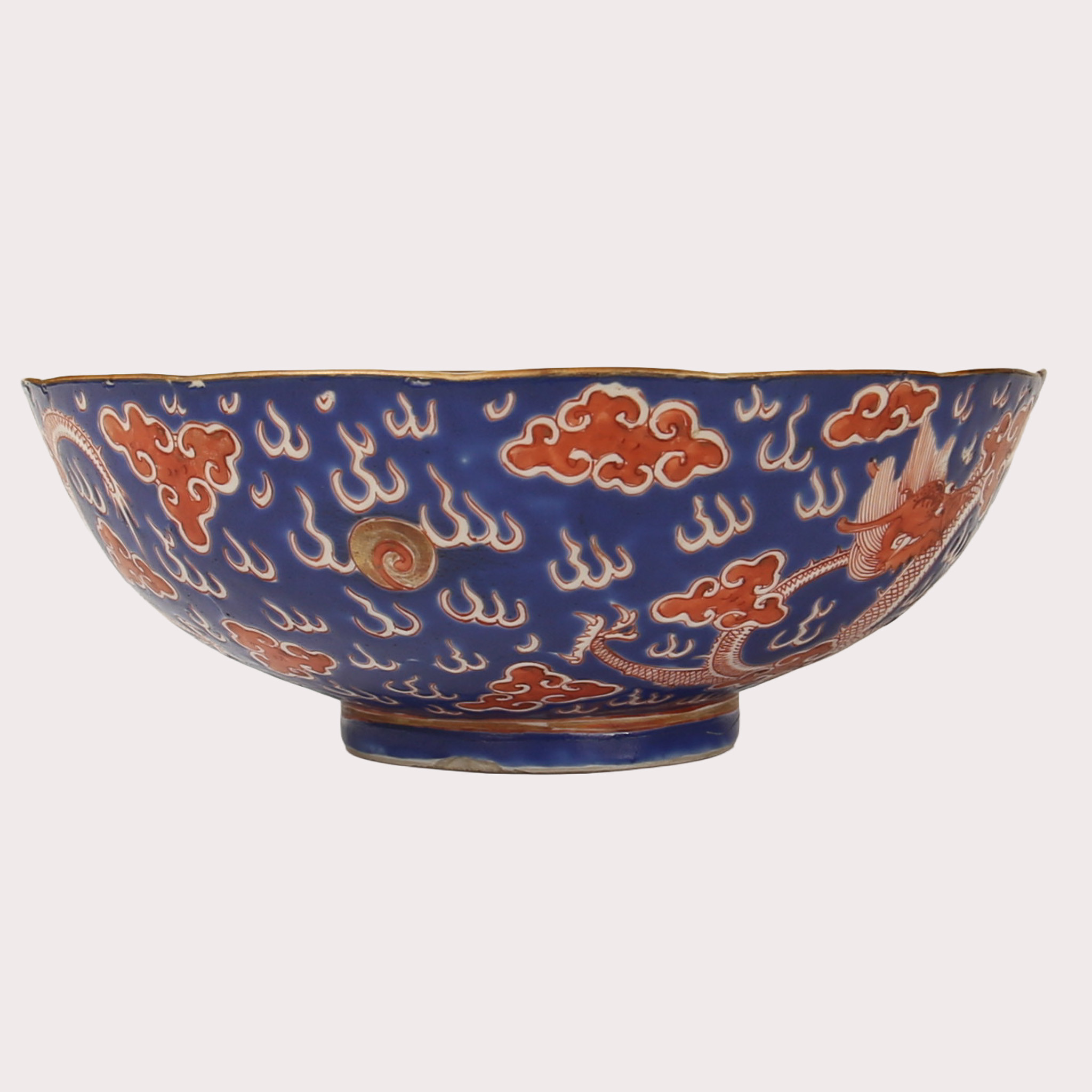 SKÅL, porslin, lätt profilerad kant, överglasyrblå bakgrund med fyrkloiga drakar i järnoxidrött, förgyllda detaljer. Kina, Guangxu (1874-1908) eller tidigare.