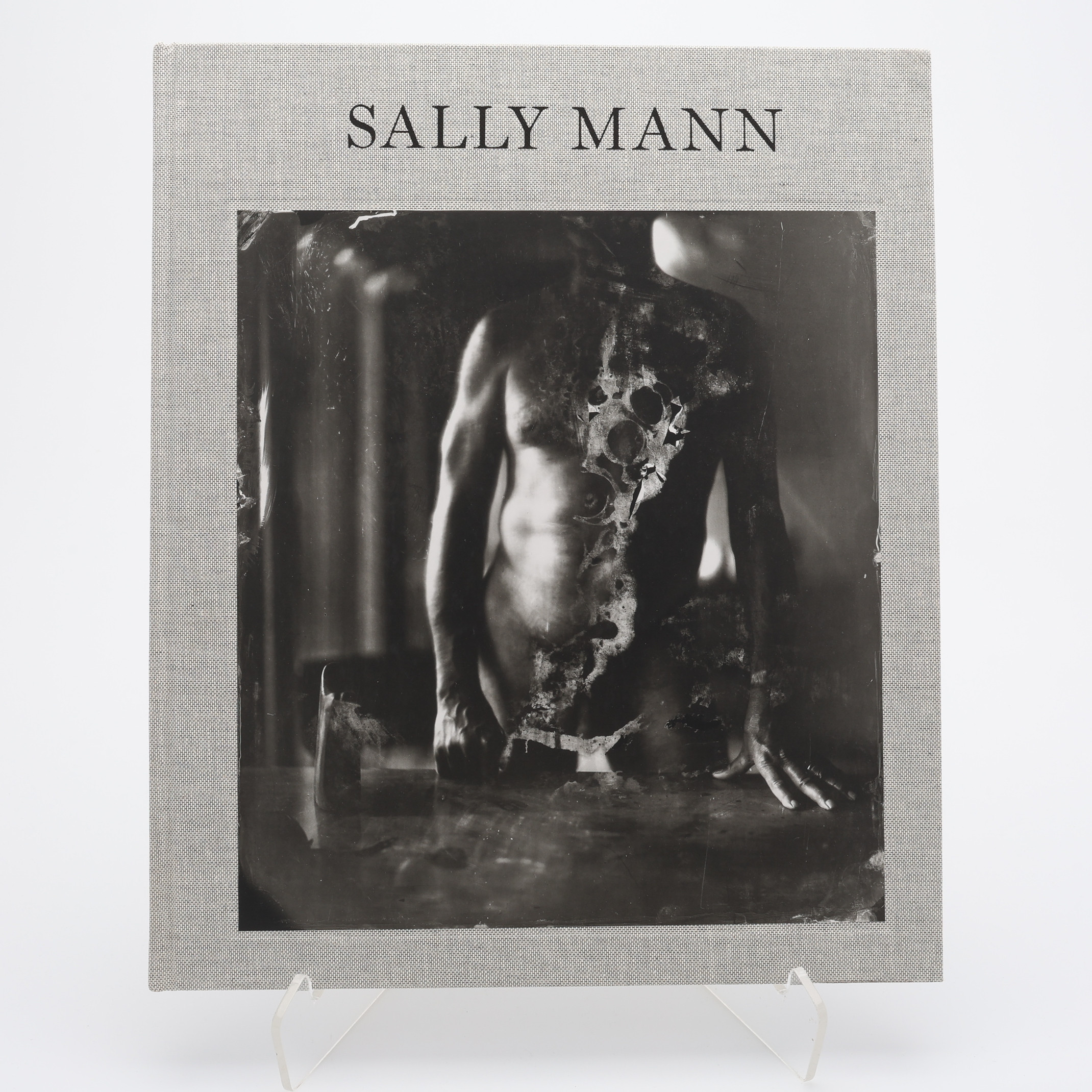 FOTO. DEN AMERIKANSKE FOTOGRAFEN SALLY MANNS "PROUD FLESH" I FÖRSTA UPPLAGAN, 2009.