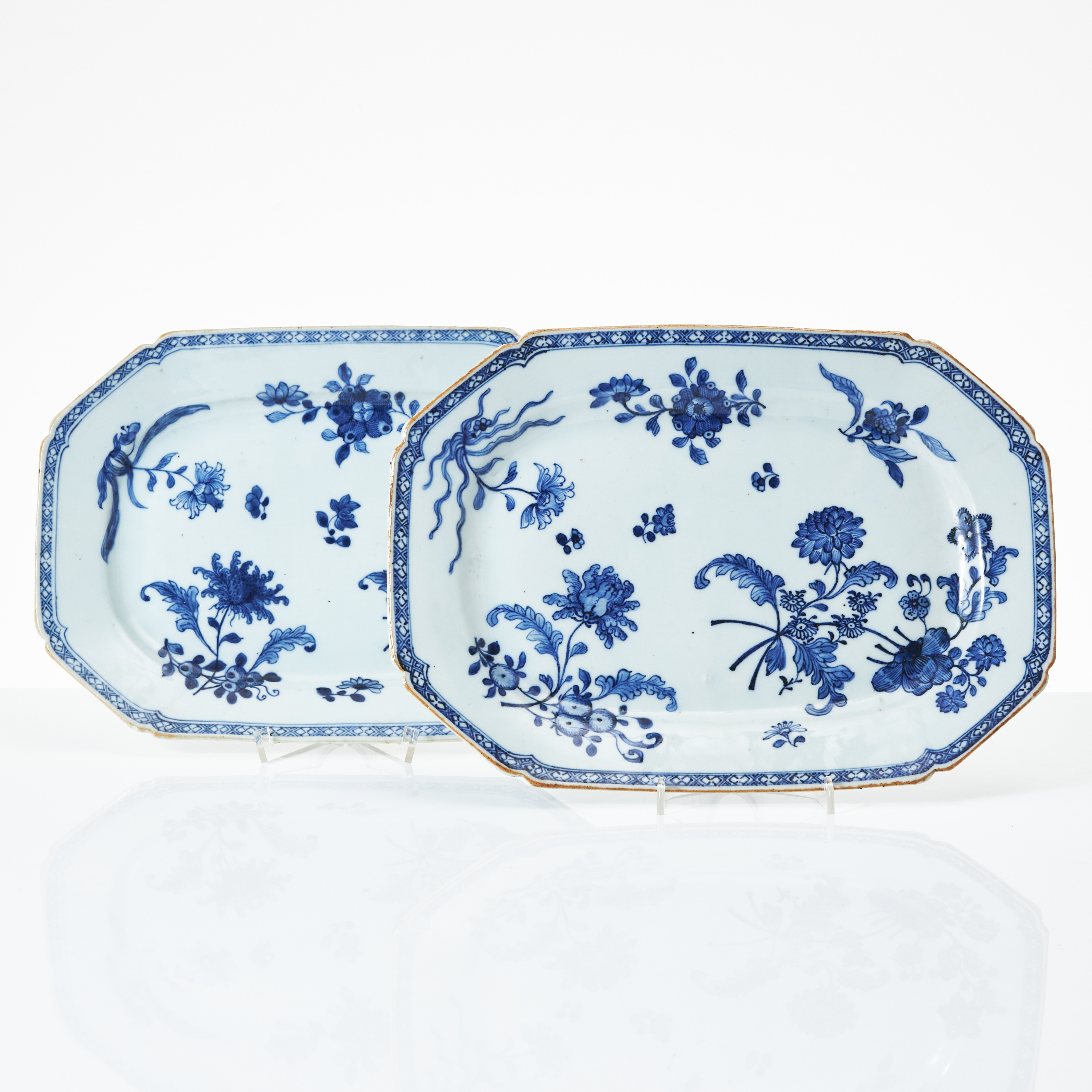 FAT, ett par, porslin, Kina, Qianlong (1736-1795), oktagonal form, dekor av strödda blommor i underglasyrblått.