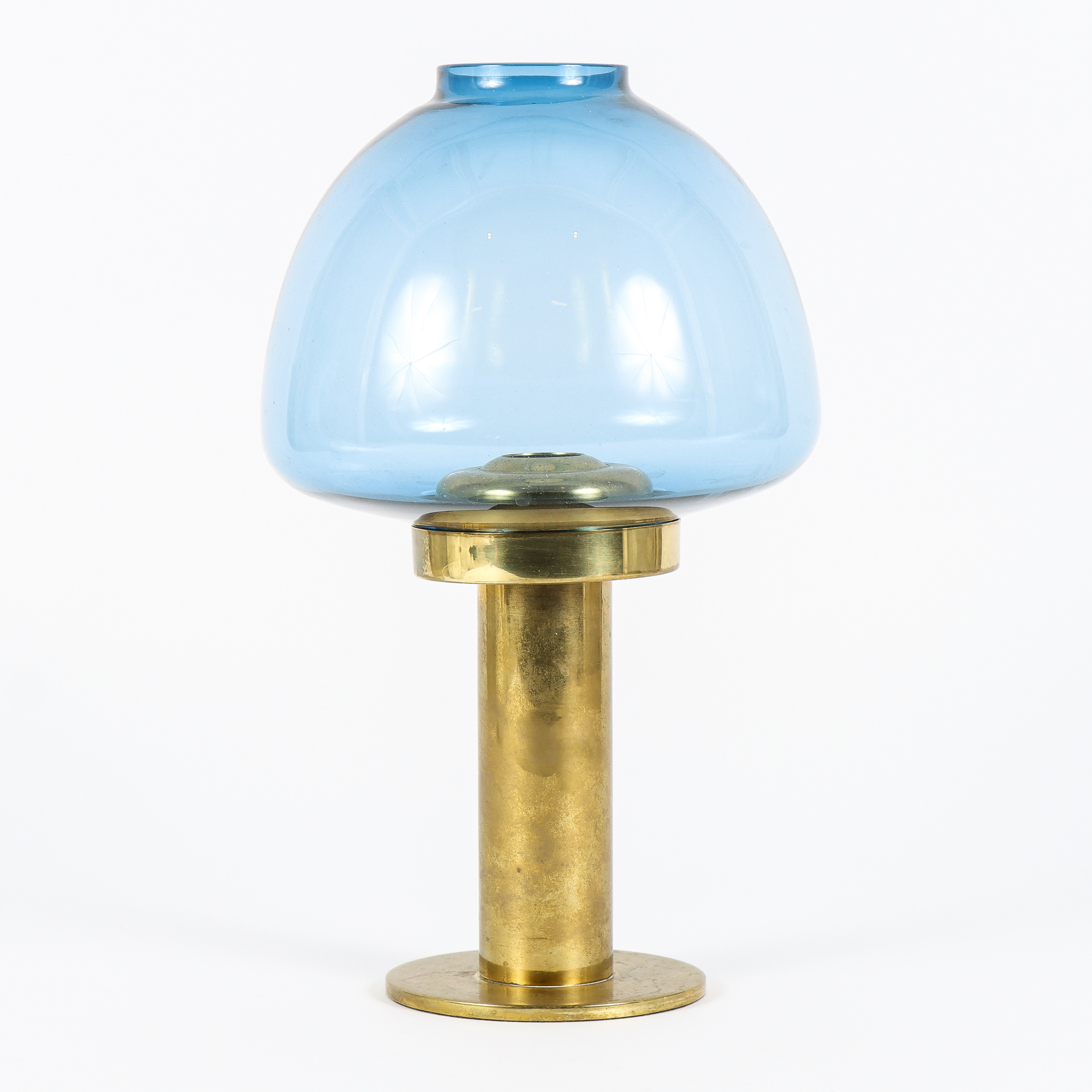 HANS-AGNE JAKOBSSON. Ljuslykta modell L 102/27, mässing och blåtonat glas.