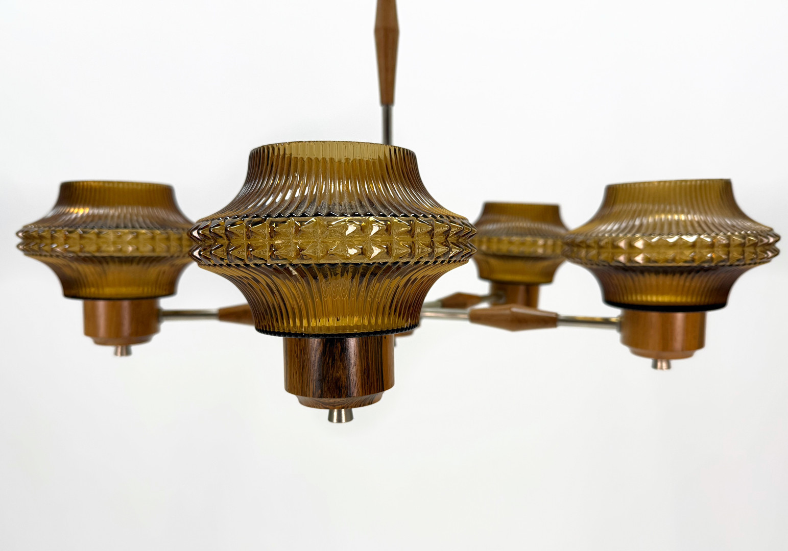 TAKLAMPA, 5 armad, färgat glas, metall och detaljer i teak -60/70 tal.