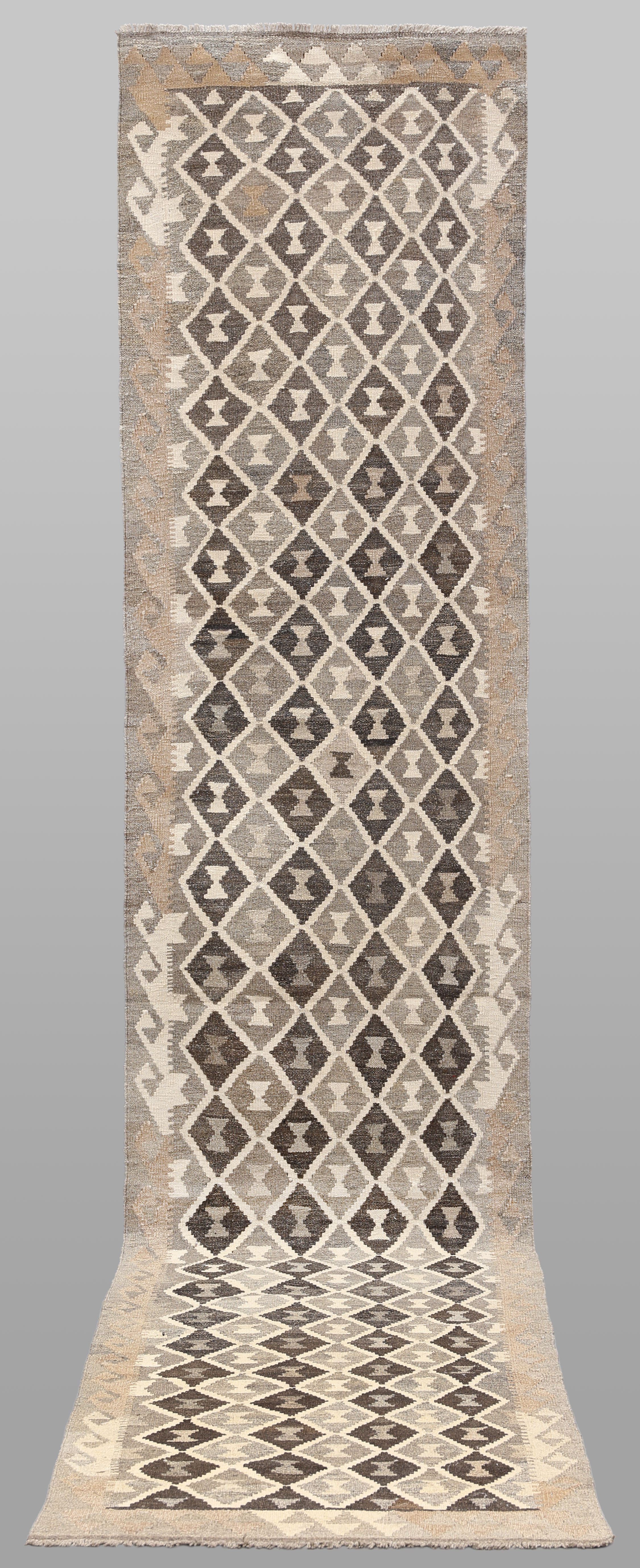 MATTA, "Kelim", galleri, 391 x 82 cm.