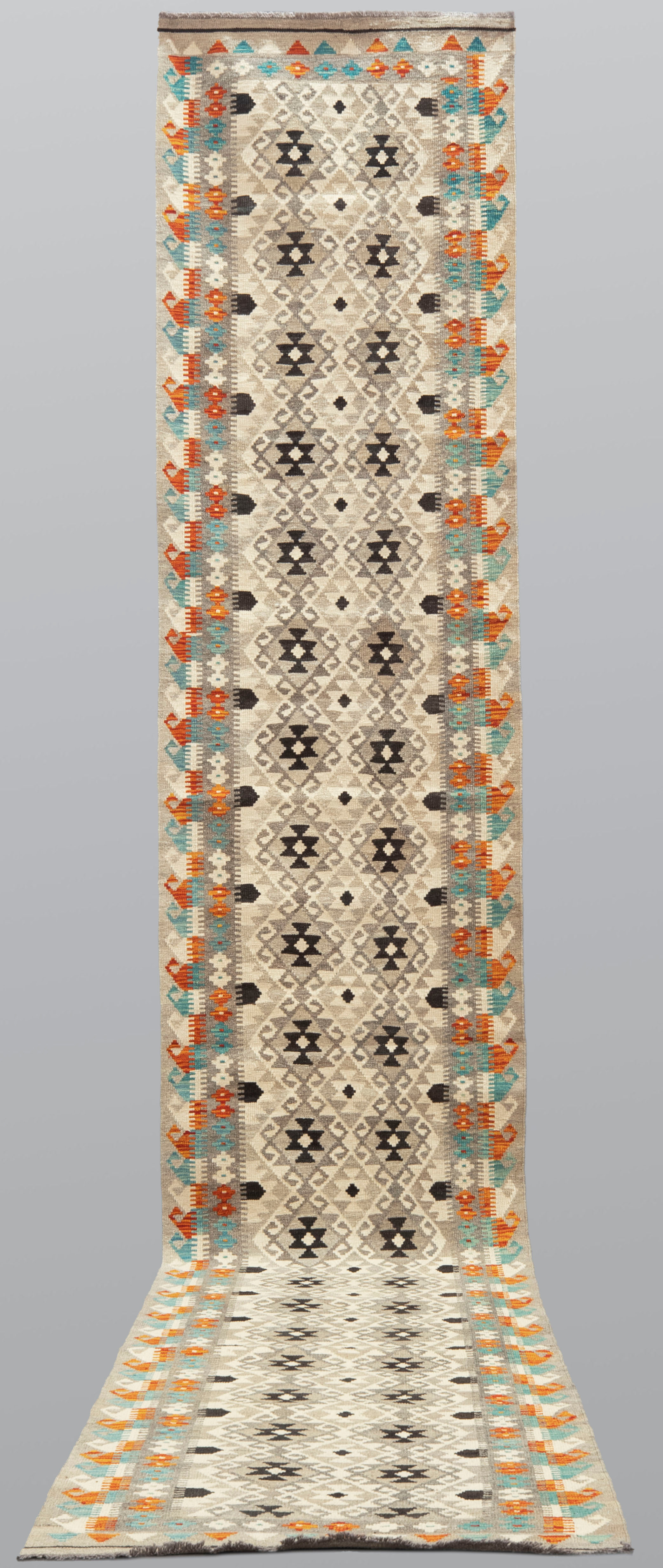 MATTA, "Kelim", galleri, 495 x 80 cm.