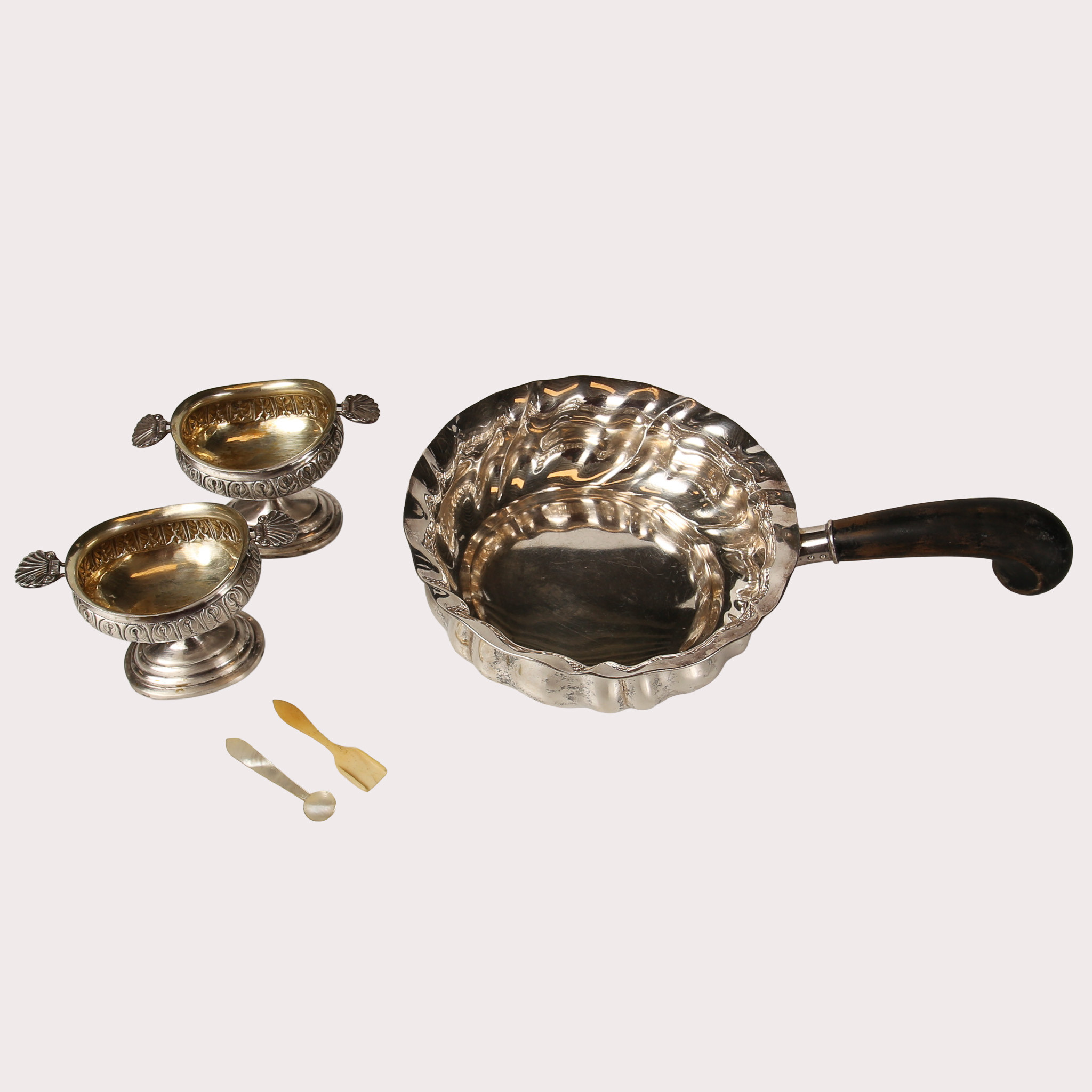 KRYDDSTÄLL, silver, ett par samt SERVERINGSSKÅL MED TRÄHANDTAG, silver, Danmark.